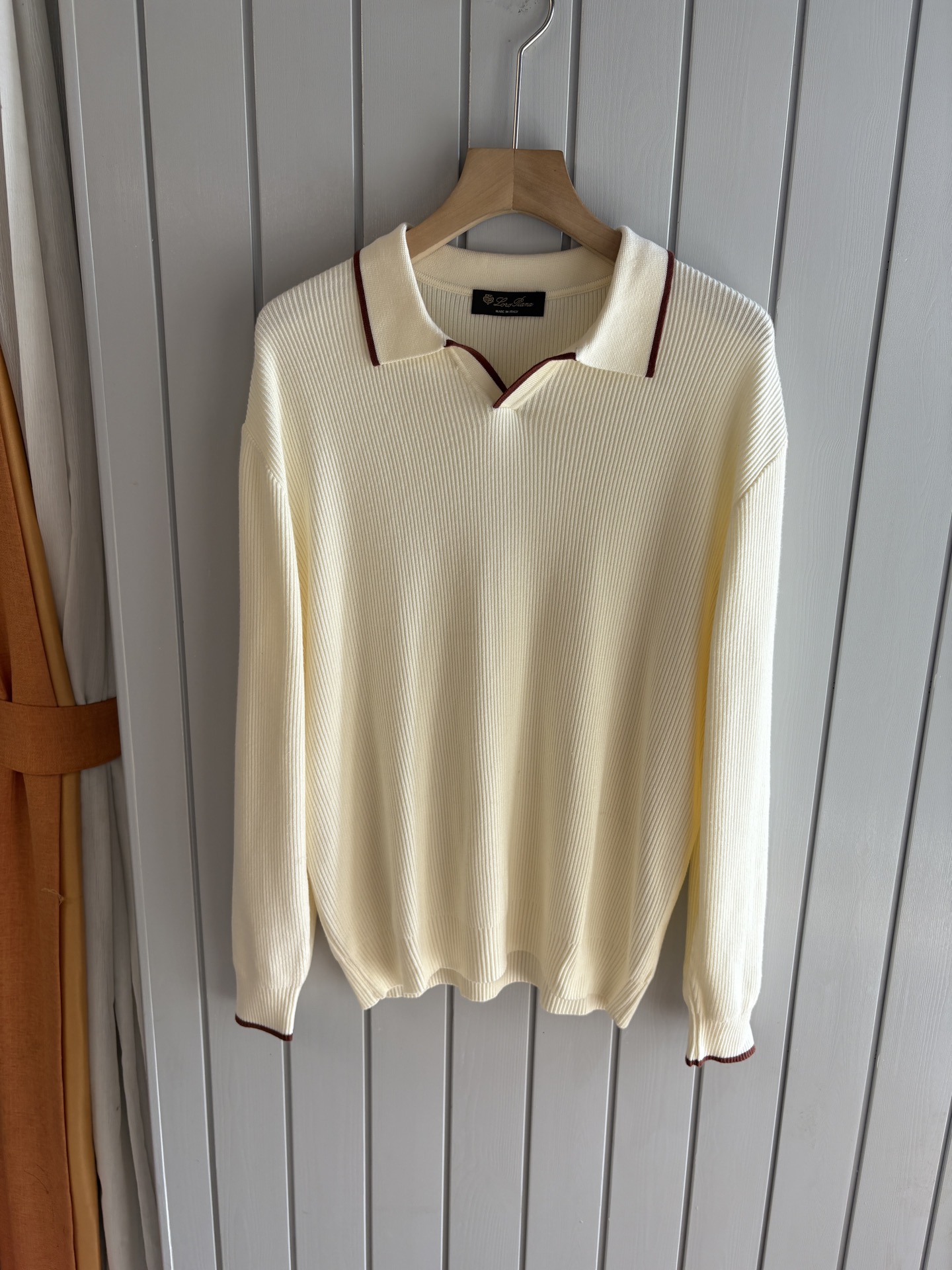 NO:507042,Time-consuming King' diamond jacquard design selects ultra-fine high-quality yarn lapel short-sleeved men's collection 'Time-consuming King' long-sleeved knitting and elegant craftsmanship, which touches the skin with high-end style. The ingenuity of diamond-shaped hollow jacquard is carved with three-dimensional diamond jacquard that takes months to carve, and the architectural aesthetic texture is weaving between warp and weft. The light and shadow penetrate through, and the gestures show low-key luxury. Classic lattice lapel long-sleeved design Simple lapel outlines neat lines, short-sleeved cut is suitable for multiple scenes - the layered suits during business meetings show elegance, casual wear reveals gentleman's taste, and the collection style never fades. The ultimate quality testimony of details Precision turning ensures that the seams are flat, the bone position is reinforced and durable and does not deform; the neckline threads have been washed and tested, and they are still as crisp as new as they wear for a long time, and every detail is a testimony of 'time-consuming'.  Code number M-3XL, T-shirt, business suit, alexander wang19860909耗时王”菱形提花设计甄选超细优质纱线翻领短袖男士典藏款「耗时王」长袖针织奢雅工艺,触肤即高阶. 匠心底蕴菱形镂空提花 耗时数月雕琢的立体菱形提花,经纬间织就建筑美学肌理,光影穿透时显隐交错,举手投足尽展低调奢华. 经典型格翻领长袖设计 简约翻领勾勒利落线条,短袖剪裁适配多场景——商务会晤时叠搭西装显儒雅,休闲时光单穿流露绅士品味,典藏款型永不褪色. 细节至臻品质见证 精密车工确保接缝平整,骨位加固耐穿不变形；领口螺纹经水洗测试,久穿仍挺括如新,每一处细节皆为「耗时」证言. 码数M-3XL,,T-shirt,business suit,alexander wang,Men's clothing