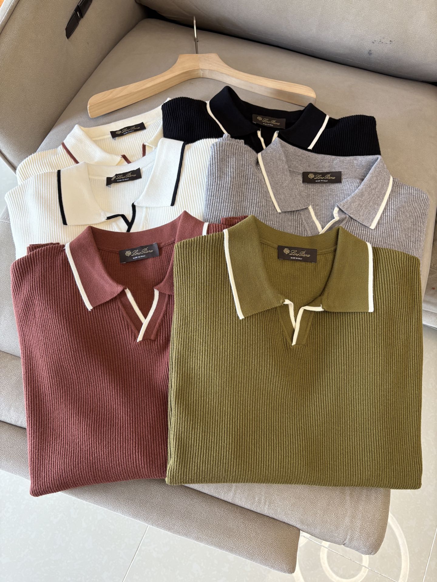 NO:504257,Time-consuming King' diamond jacquard design selects ultra-fine high-quality yarn lapel short-sleeved men's collection 'Time-consuming King' long-sleeved knitting and elegant craftsmanship, which touches the skin with high-end style. The ingenuity of diamond-shaped hollow jacquard is carved with three-dimensional diamond jacquard that takes months to carve, and the architectural aesthetic texture is weaving between warp and weft. The light and shadow penetrate through, and the gestures show low-key luxury. Classic lattice lapel long-sleeved design Simple lapel outlines neat lines, short-sleeved cut is suitable for multiple scenes - the layered suits during business meetings show elegance, casual wear reveals gentleman's taste, and the collection style never fades. The ultimate quality testimony of details Precision turning ensures that the seams are flat, the bone position is reinforced and durable and does not deform; the neckline threads have been washed and tested, and they are still as crisp as new as they wear for a long time, and every detail is a testimony of 'time-consuming'.  Code number M-3XL, T-shirt, business suit, alexander wang19860909耗时王”菱形提花设计甄选超细优质纱线翻领短袖男士典藏款「耗时王」长袖针织奢雅工艺,触肤即高阶. 匠心底蕴菱形镂空提花 耗时数月雕琢的立体菱形提花,经纬间织就建筑美学肌理,光影穿透时显隐交错,举手投足尽展低调奢华. 经典型格翻领长袖设计 简约翻领勾勒利落线条,短袖剪裁适配多场景——商务会晤时叠搭西装显儒雅,休闲时光单穿流露绅士品味,典藏款型永不褪色. 细节至臻品质见证 精密车工确保接缝平整,骨位加固耐穿不变形；领口螺纹经水洗测试,久穿仍挺括如新,每一处细节皆为「耗时」证言. 码数M-3XL,,T-shirt,business suit,alexander wang,Men's clothing