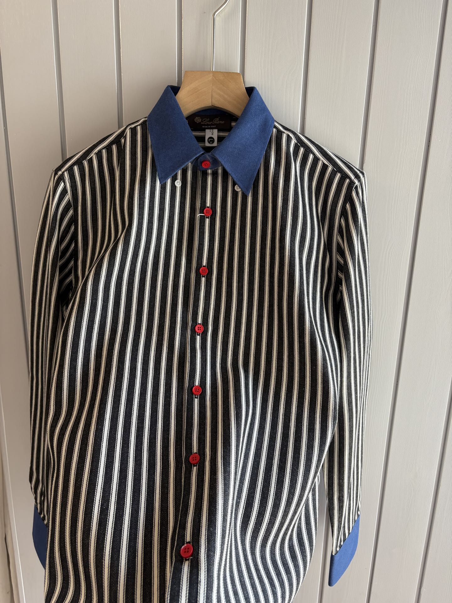 L家男装界的天花板，这款翻领麻料衫长袖精准到每一针的细腻工艺，完全区别于普通面料裁剪。线条流畅，版型挺括