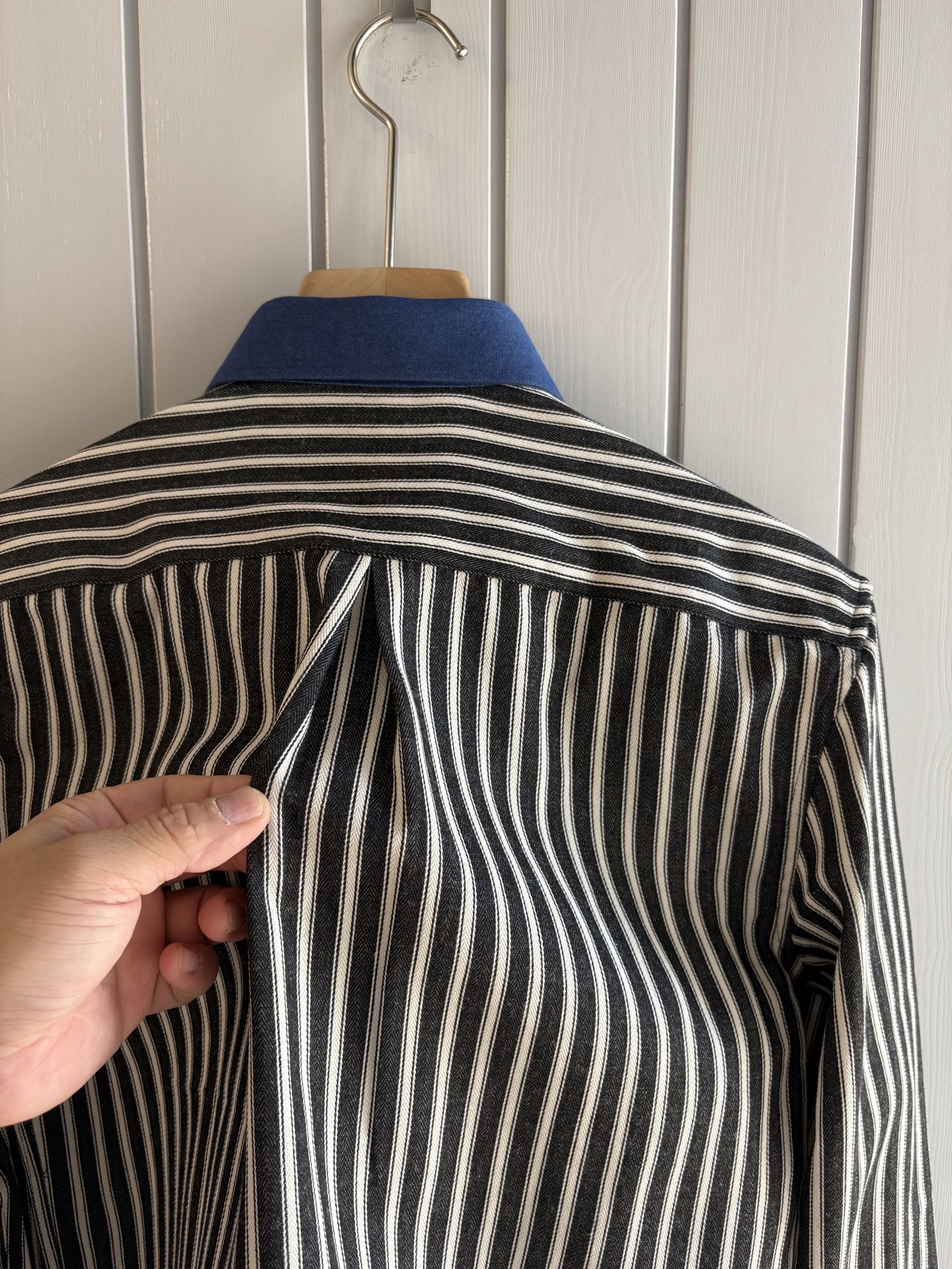 L家男装界的天花板，这款翻领麻料衫长袖精准到每一针的细腻工艺，完全区别于普通面料裁剪。线条流畅，版型挺括