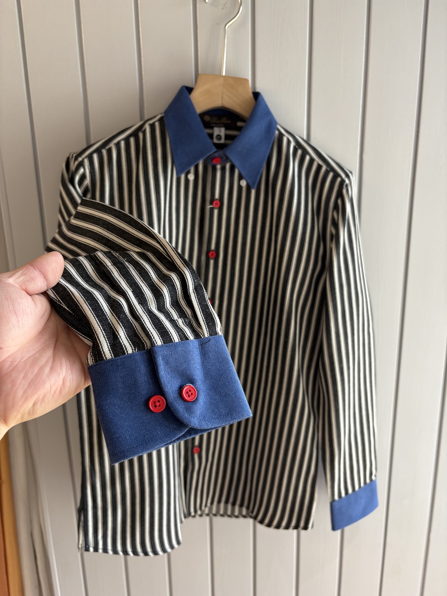 L家男装界的天花板，这款翻领麻料衫长袖精准到每一针的细腻工艺，完全区别于普通面料裁剪。线条流畅，版型挺括