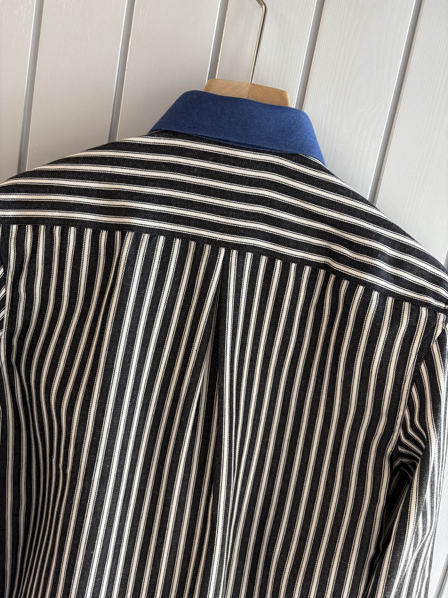 L家男装界的天花板，这款翻领麻料衫长袖精准到每一针的细腻工艺，完全区别于普通面料裁剪。线条流畅，版型挺括