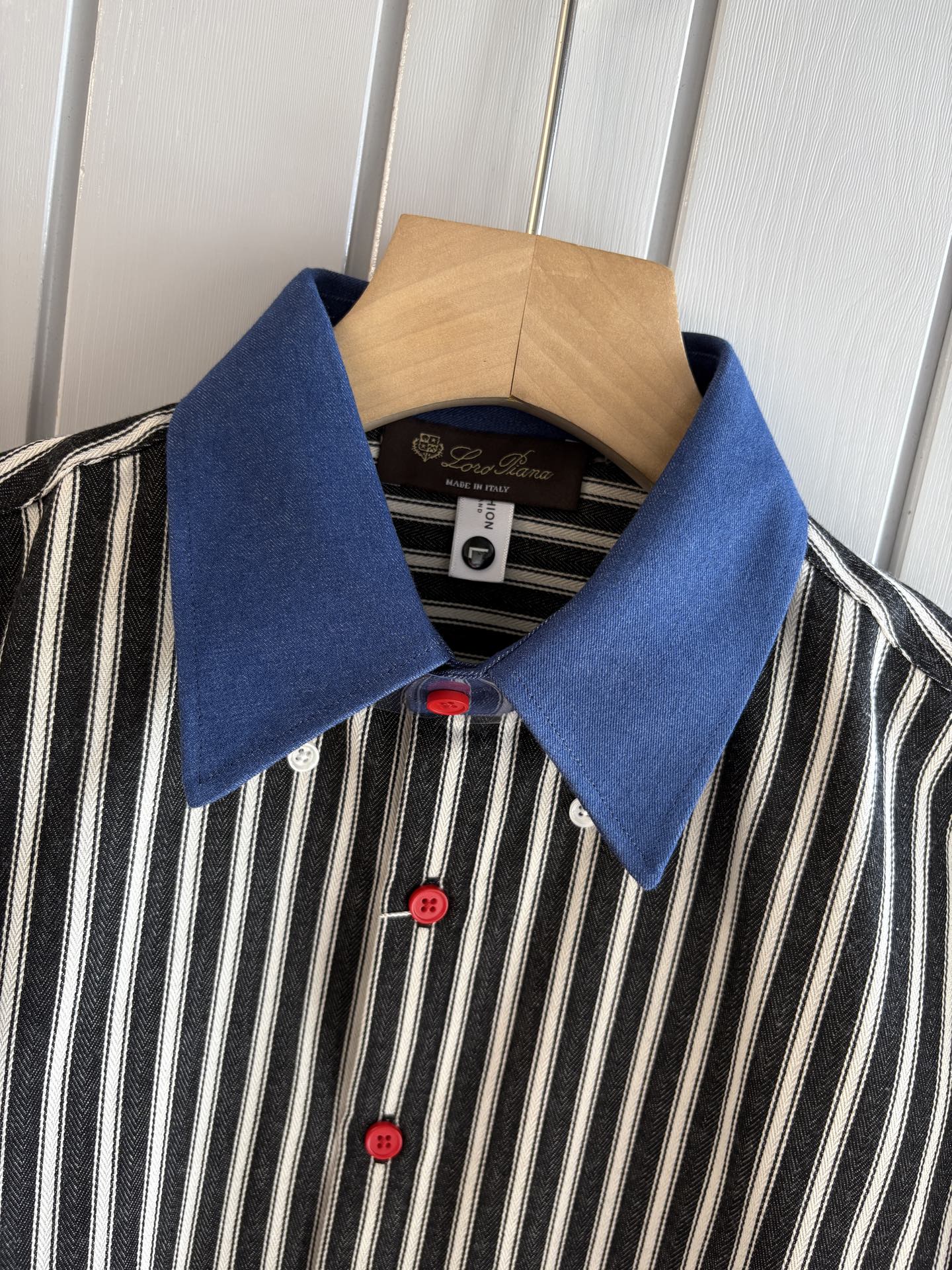 L家男装界的天花板，这款翻领麻料衫长袖精准到每一针的细腻工艺，完全区别于普通面料裁剪。线条流畅，版型挺括