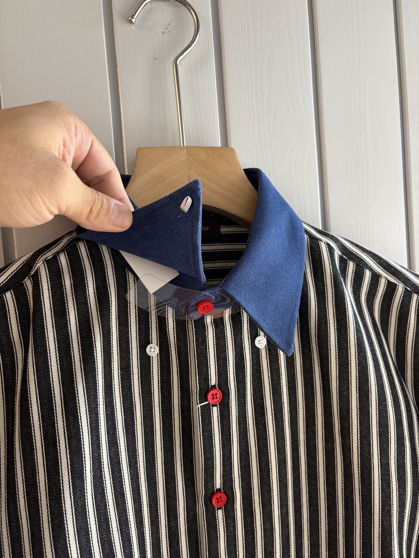 L家男装界的天花板，这款翻领麻料衫长袖精准到每一针的细腻工艺，完全区别于普通面料裁剪。线条流畅，版型挺括