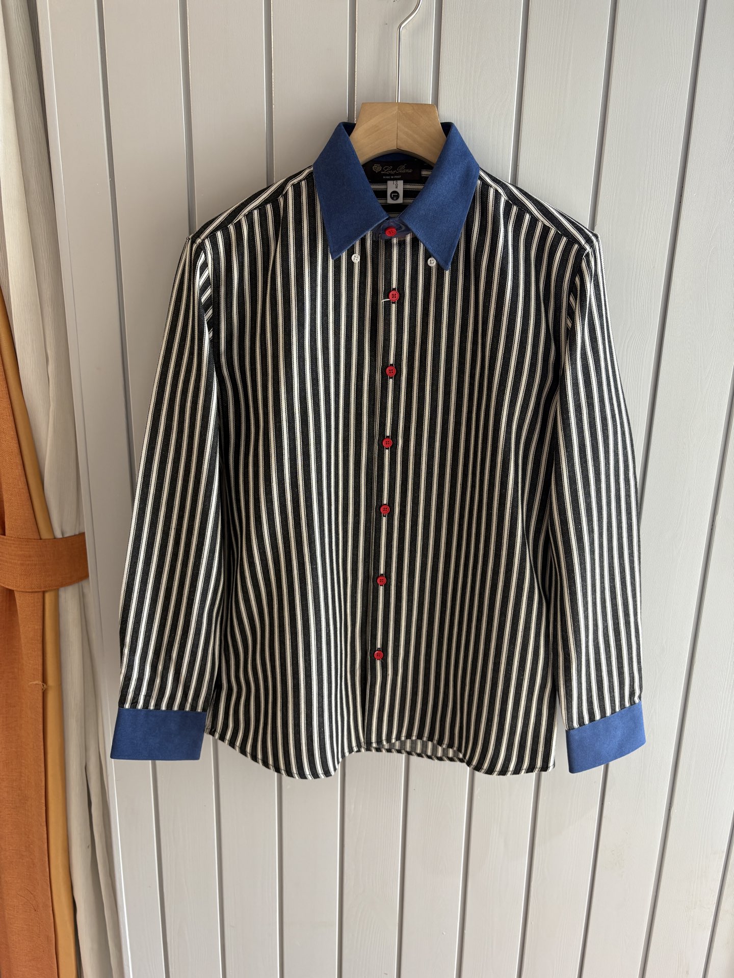 NO:507067,The ceiling of the L family’s men’s clothing industry, this lapel linen shirt has a long sleeve that is precise to the delicate craftsmanship of each needle, completely different from ordinary fabric cutting. The lines are smooth, the style is crisp, perfectly modifying the body, and the classic lapel design is simple but not atmospheric. The texture is silky, close to the body, skin-friendly and breathable!  Whether it is daily going out or business leisure, you can easily control it, demonstrating the elegant temperament of a man!  Code number M-3XL, louis vuitton,alexander wang19860909L家男装界的天花板,这款翻领麻料衫长袖精准到每一针的细腻工艺,完全区别于普通面料裁剪.线条流畅,版型挺括,完美修饰身形,经典翻领设计,简约而不失大气.质感丝滑,贴身亲肤透气！无论是日常出街还是商务休闲,都能轻松驾驭,彰显男士优雅气质！ 码数M-3XL,,louis vuitton,alexander wang,Men's clothing