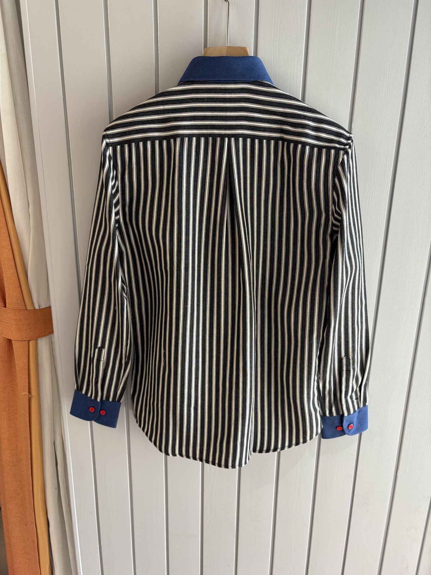 L家男装界的天花板，这款翻领麻料衫长袖精准到每一针的细腻工艺，完全区别于普通面料裁剪。线条流畅，版型挺括