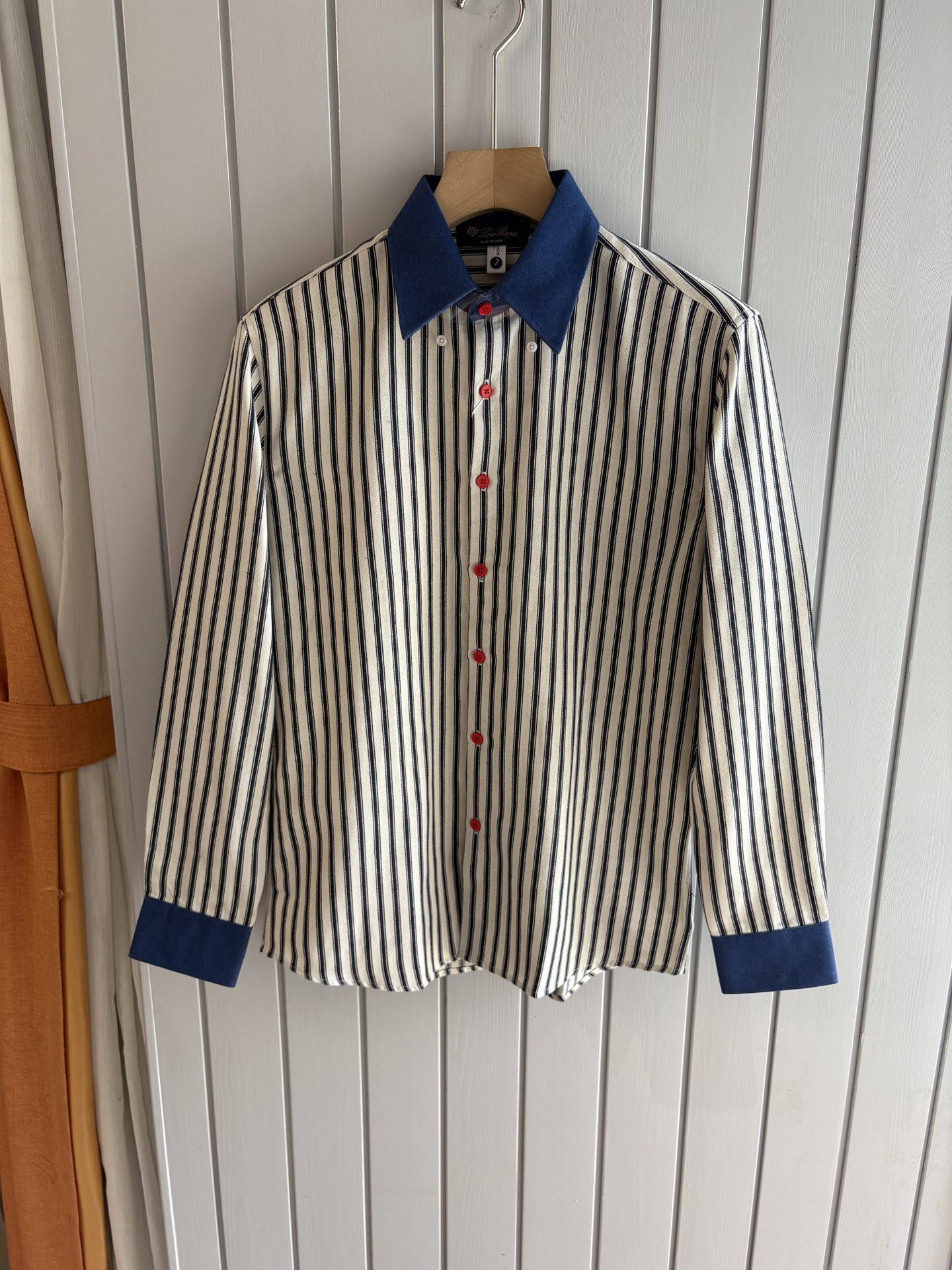 L家男装界的天花板，这款翻领麻料衫长袖精准到每一针的细腻工艺，完全区别于普通面料裁剪。线条流畅，版型挺括