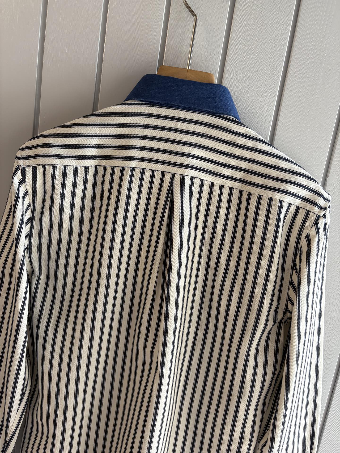 L家男装界的天花板，这款翻领麻料衫长袖精准到每一针的细腻工艺，完全区别于普通面料裁剪。线条流畅，版型挺括