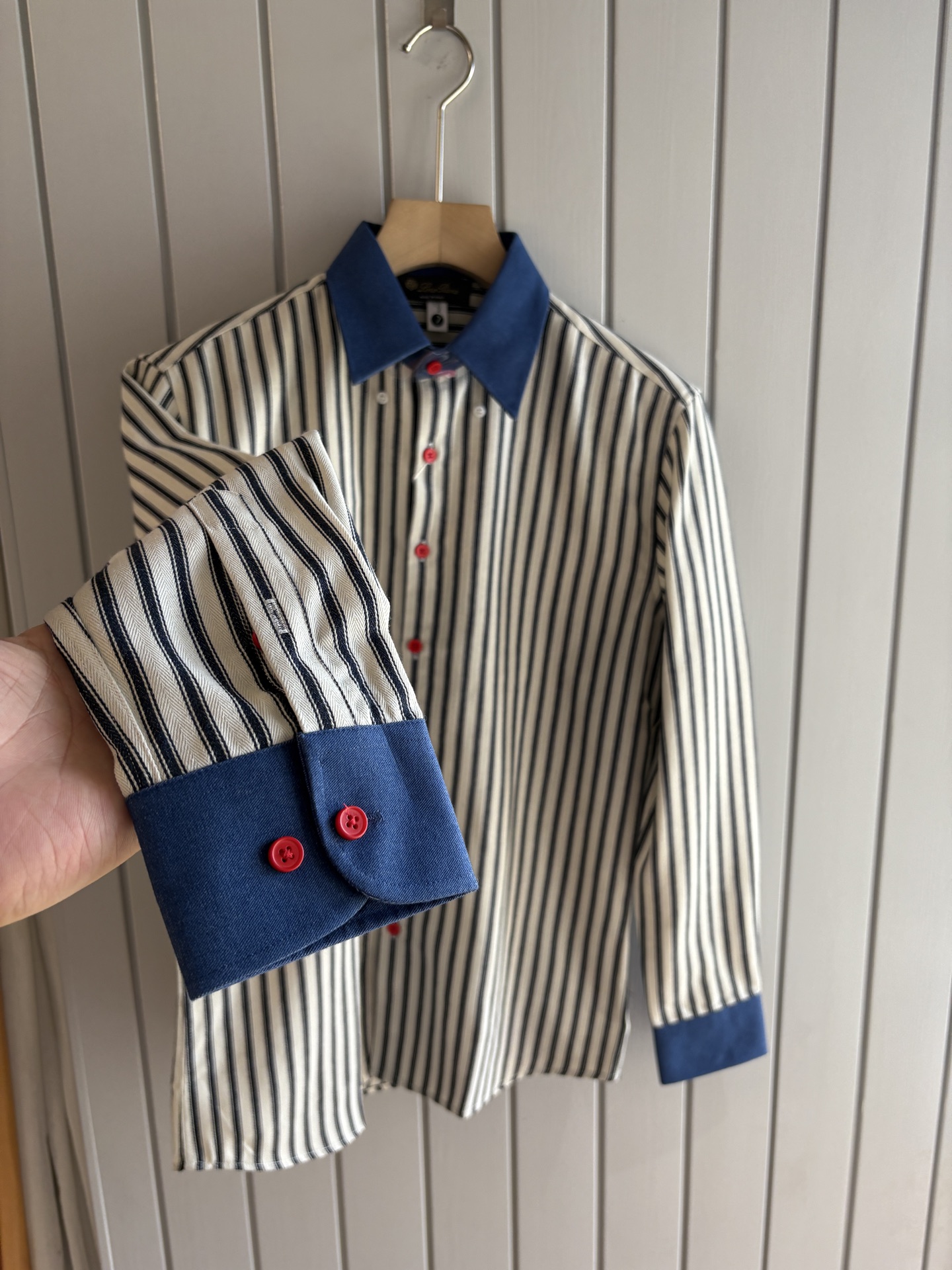 L家男装界的天花板，这款翻领麻料衫长袖精准到每一针的细腻工艺，完全区别于普通面料裁剪。线条流畅，版型挺括