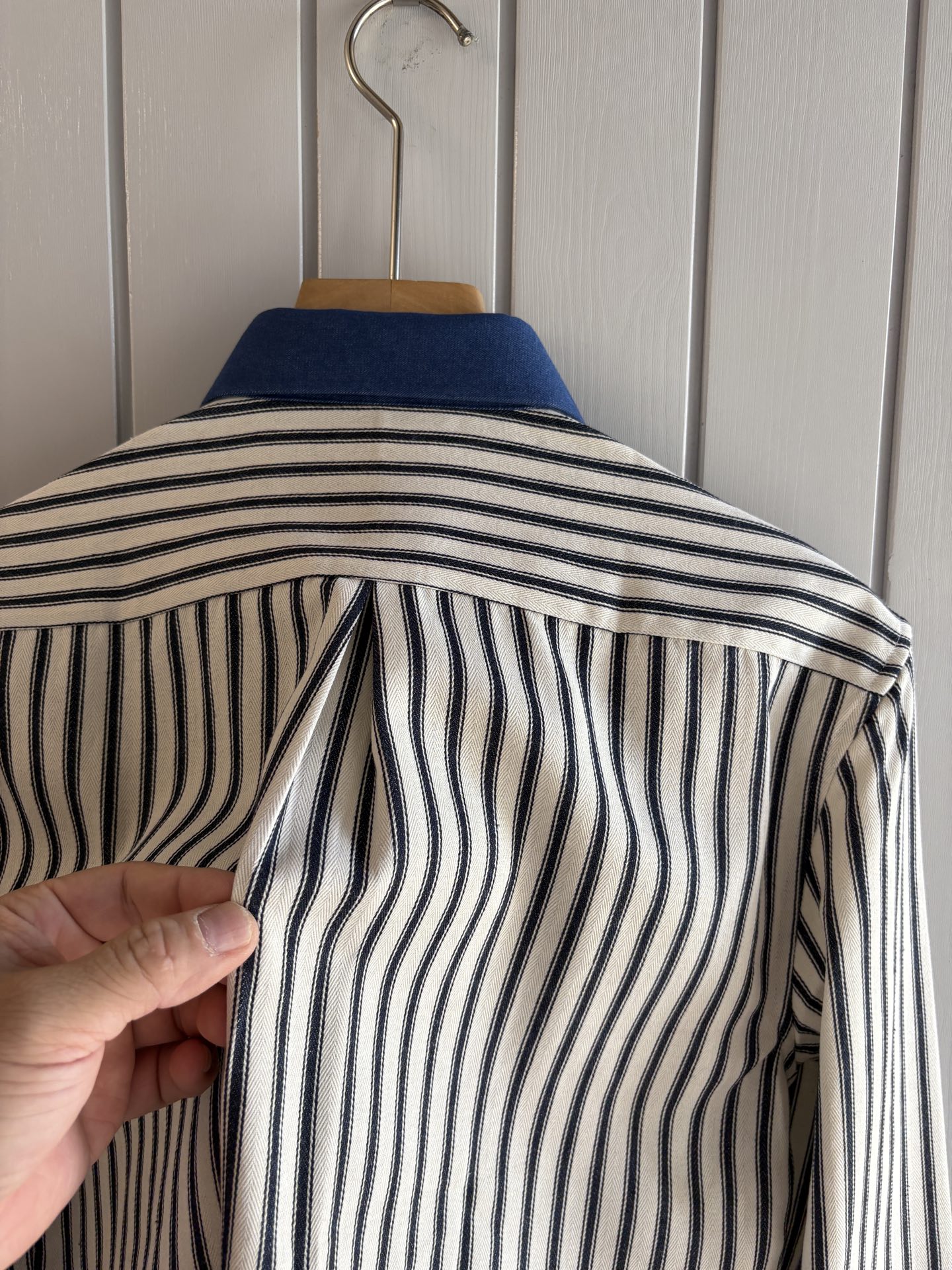 L家男装界的天花板，这款翻领麻料衫长袖精准到每一针的细腻工艺，完全区别于普通面料裁剪。线条流畅，版型挺括