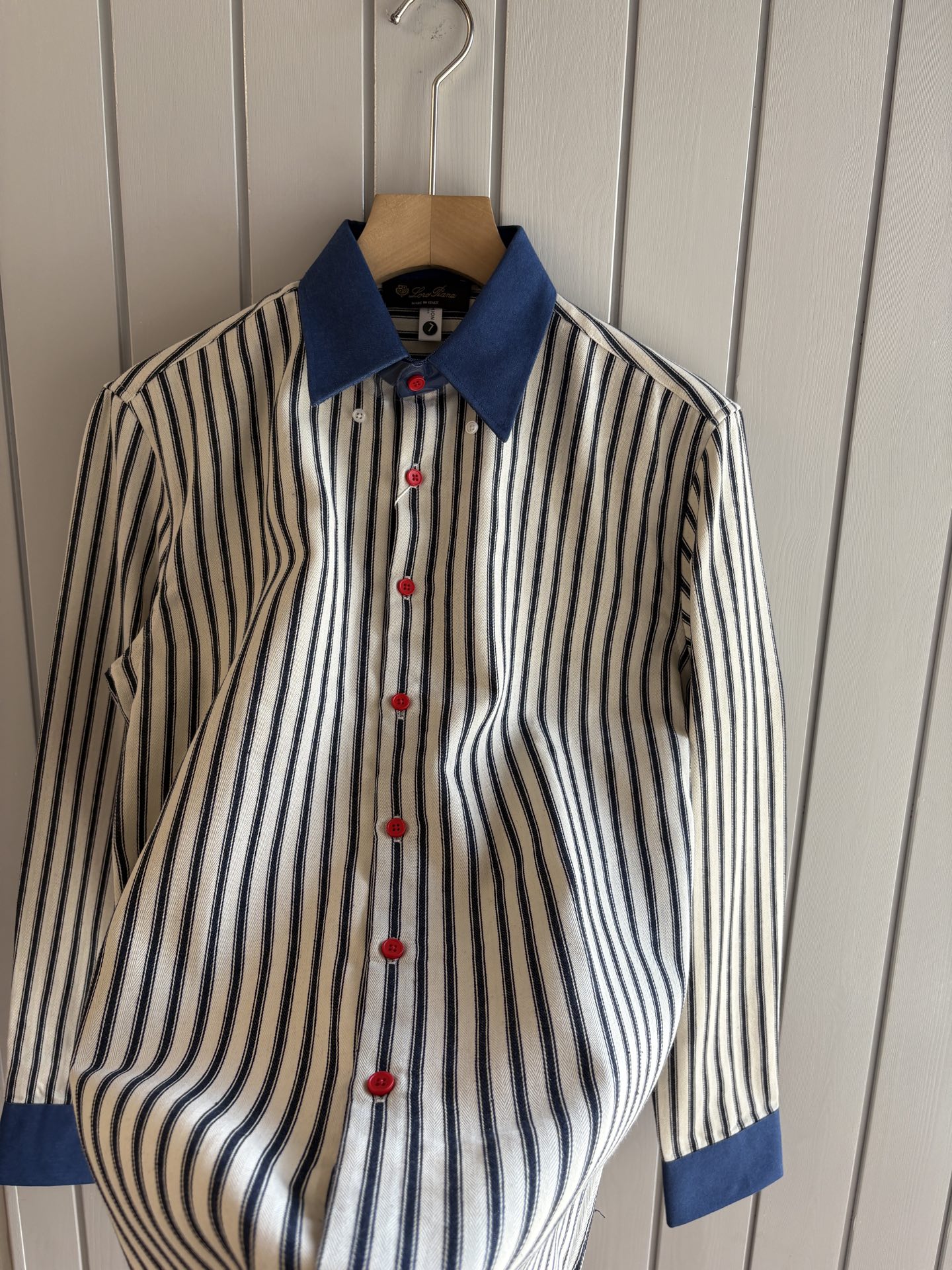 L家男装界的天花板，这款翻领麻料衫长袖精准到每一针的细腻工艺，完全区别于普通面料裁剪。线条流畅，版型挺括