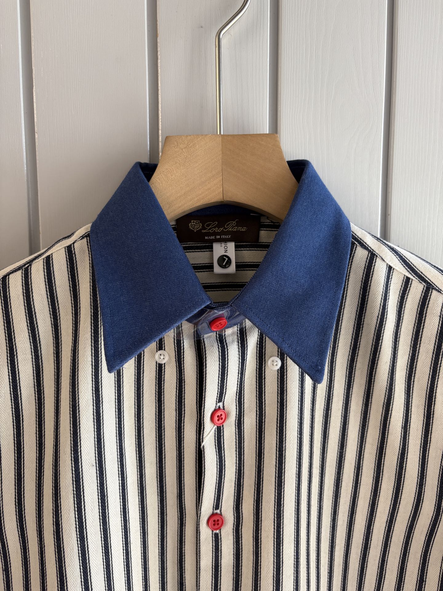 L家男装界的天花板，这款翻领麻料衫长袖精准到每一针的细腻工艺，完全区别于普通面料裁剪。线条流畅，版型挺括