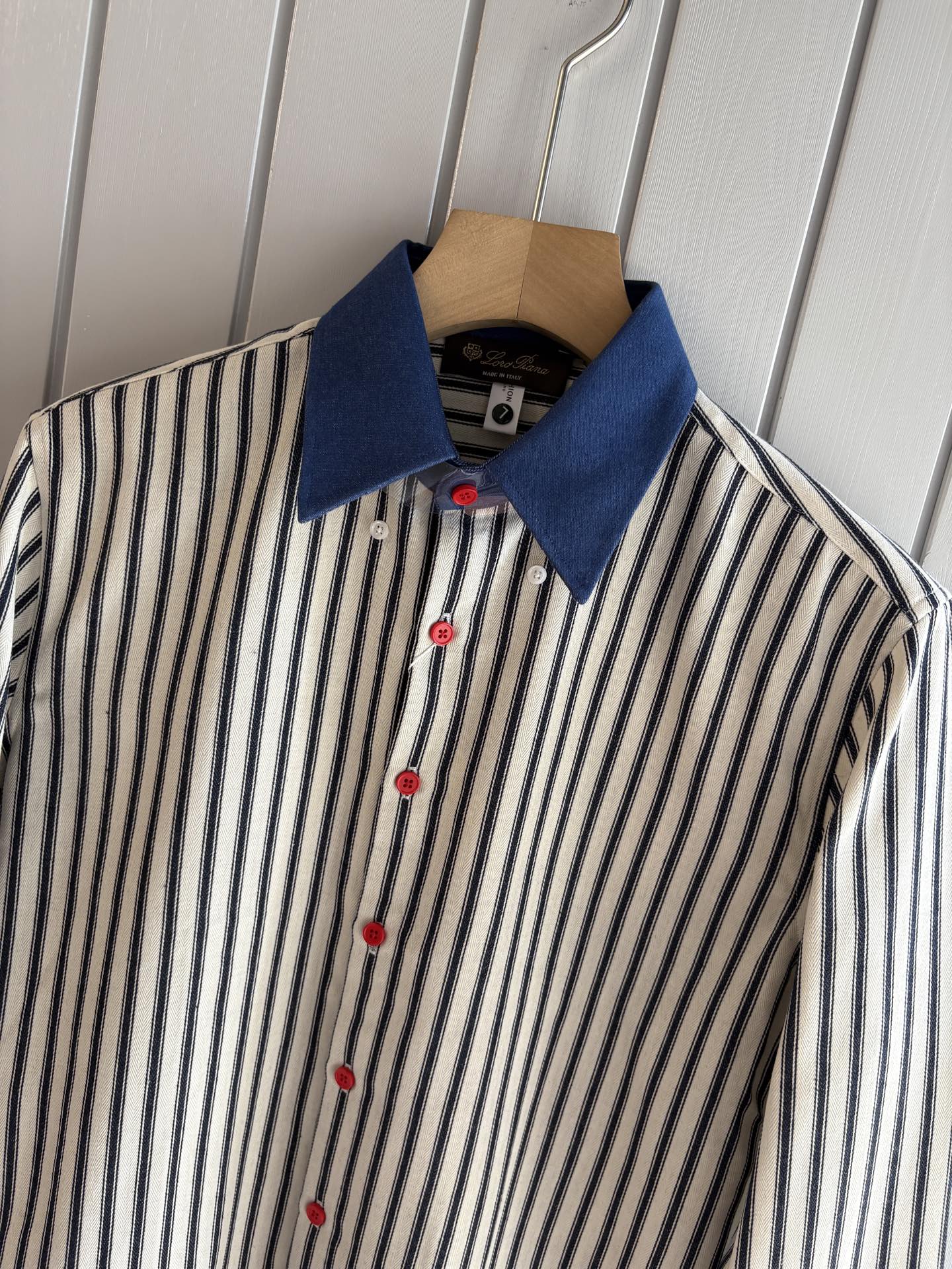 L家男装界的天花板，这款翻领麻料衫长袖精准到每一针的细腻工艺，完全区别于普通面料裁剪。线条流畅，版型挺括