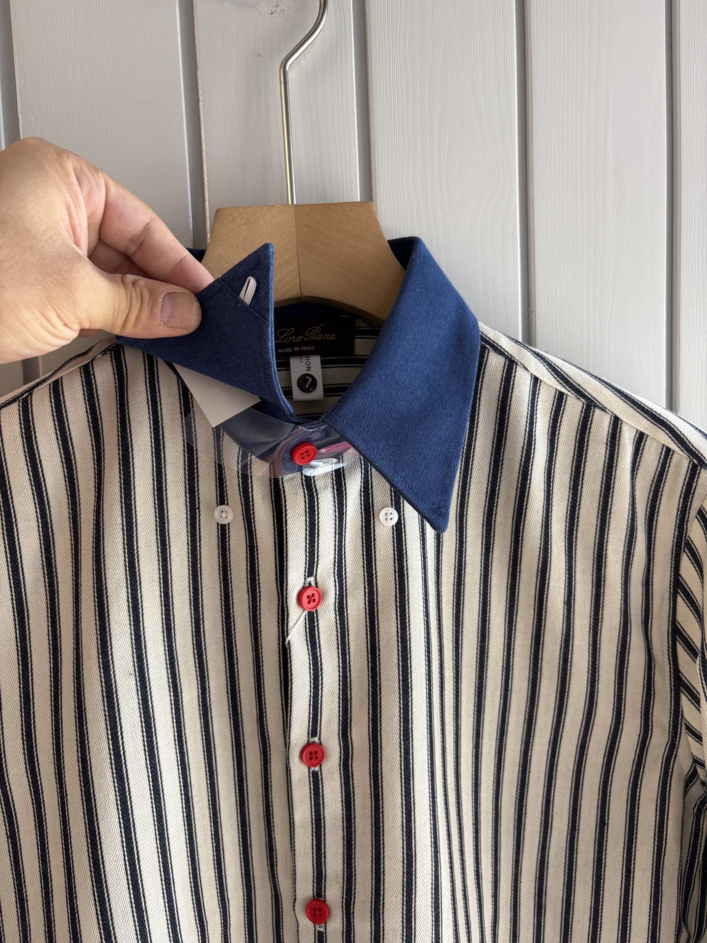 L家男装界的天花板，这款翻领麻料衫长袖精准到每一针的细腻工艺，完全区别于普通面料裁剪。线条流畅，版型挺括