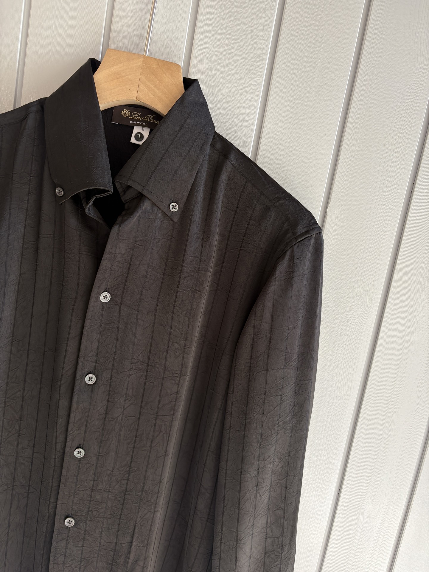 L家男装界的天花板，这款翻领衫长袖精准到每一针的细腻工艺，完全区别于普通面料裁剪。线条流畅，版型挺括，完