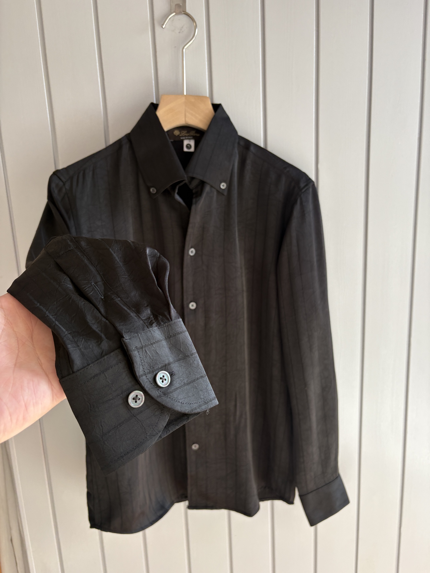 L家男装界的天花板，这款翻领衫长袖精准到每一针的细腻工艺，完全区别于普通面料裁剪。线条流畅，版型挺括，完