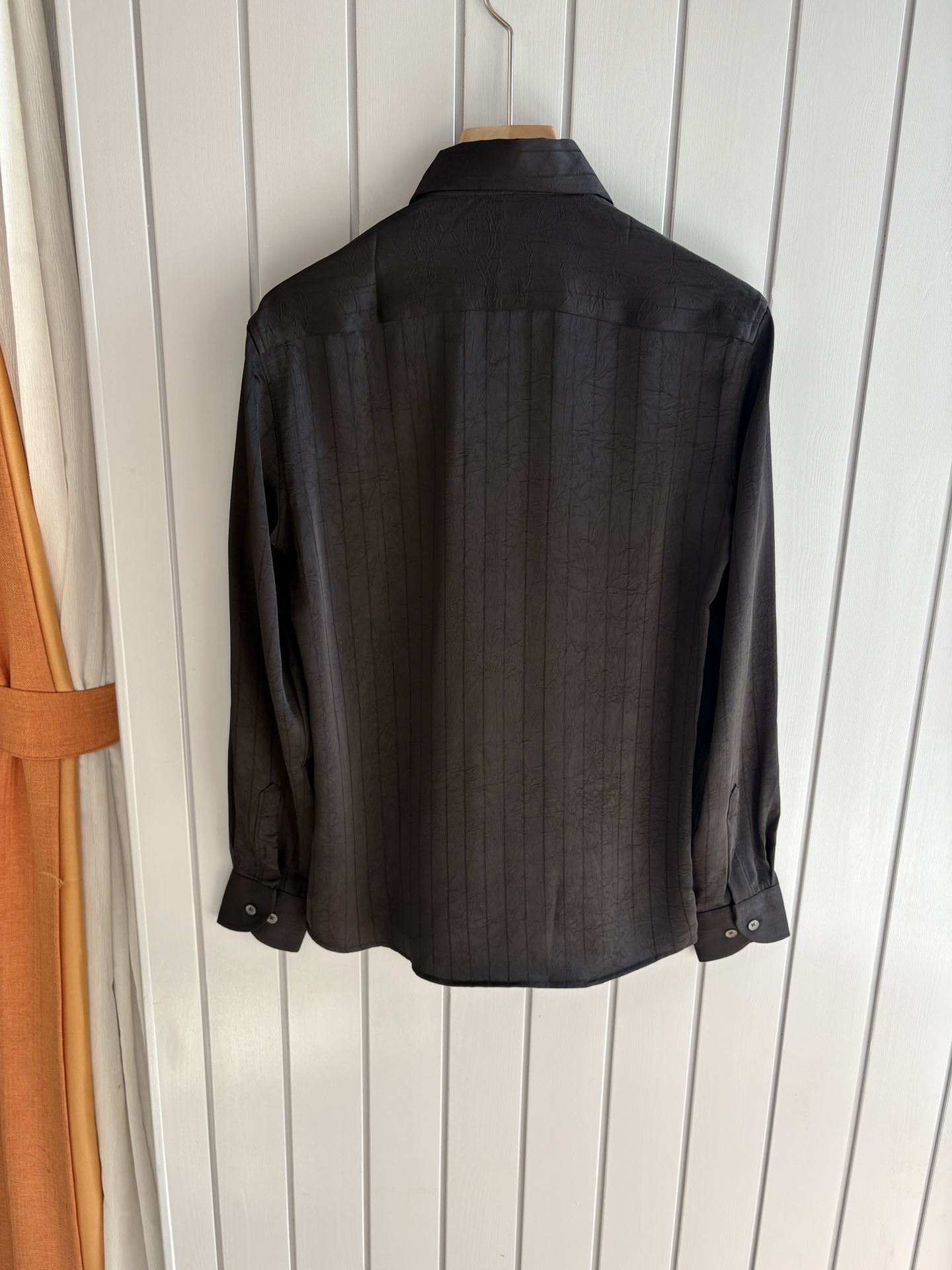 L家男装界的天花板，这款翻领衫长袖精准到每一针的细腻工艺，完全区别于普通面料裁剪。线条流畅，版型挺括，完