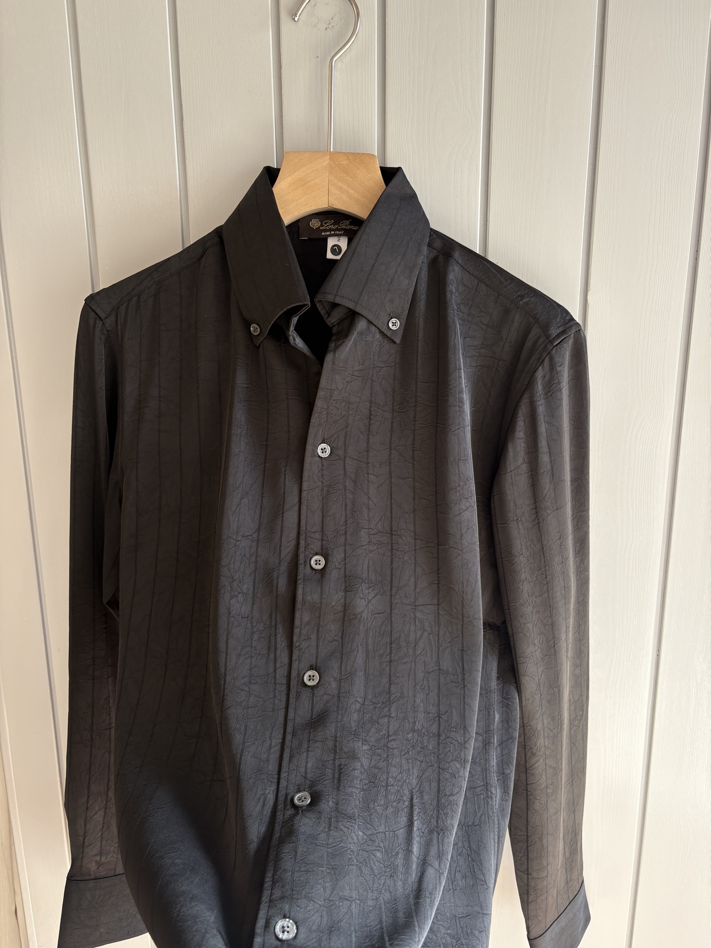 L家男装界的天花板，这款翻领衫长袖精准到每一针的细腻工艺，完全区别于普通面料裁剪。线条流畅，版型挺括，完