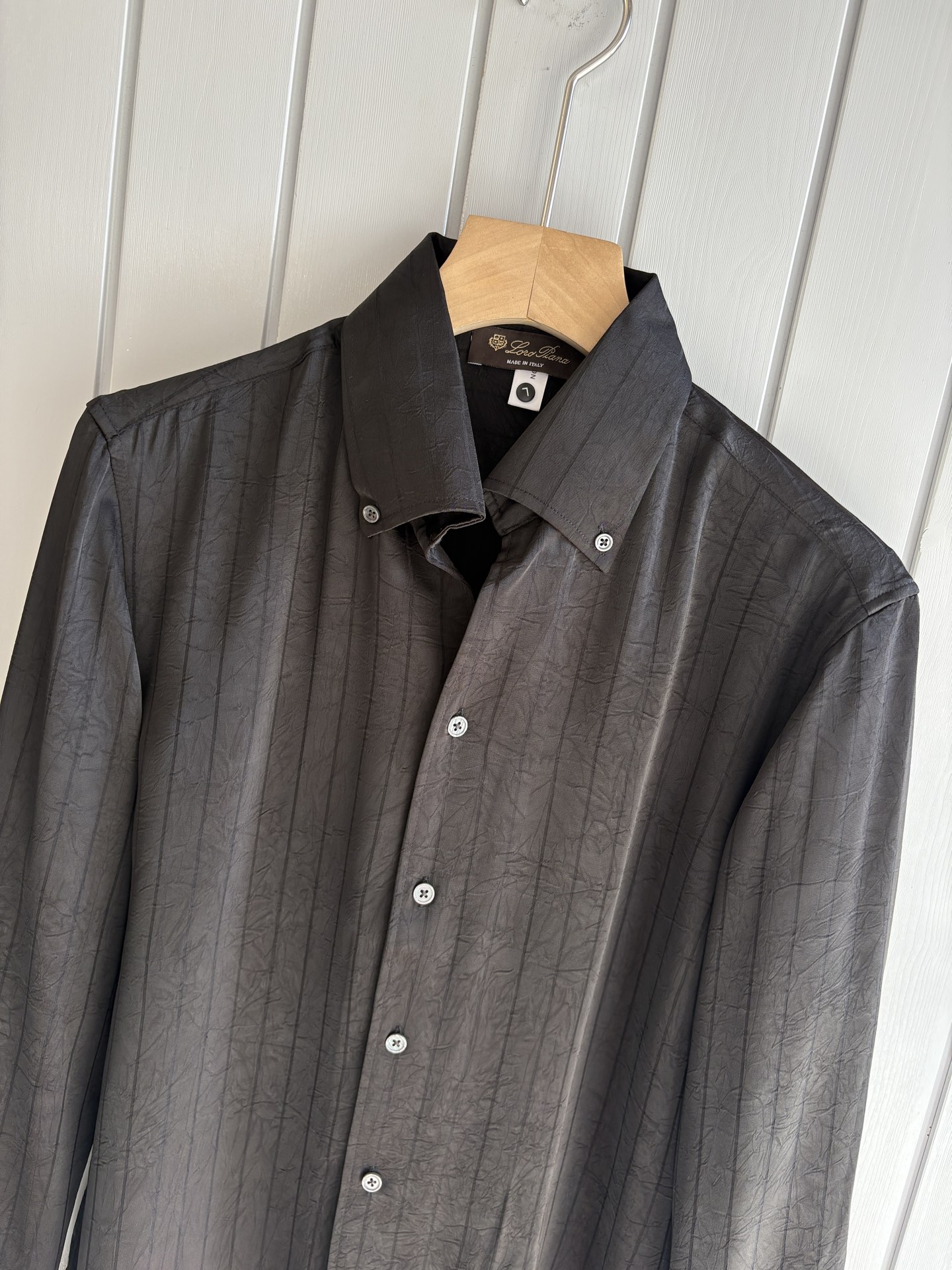 L家男装界的天花板，这款翻领衫长袖精准到每一针的细腻工艺，完全区别于普通面料裁剪。线条流畅，版型挺括，完