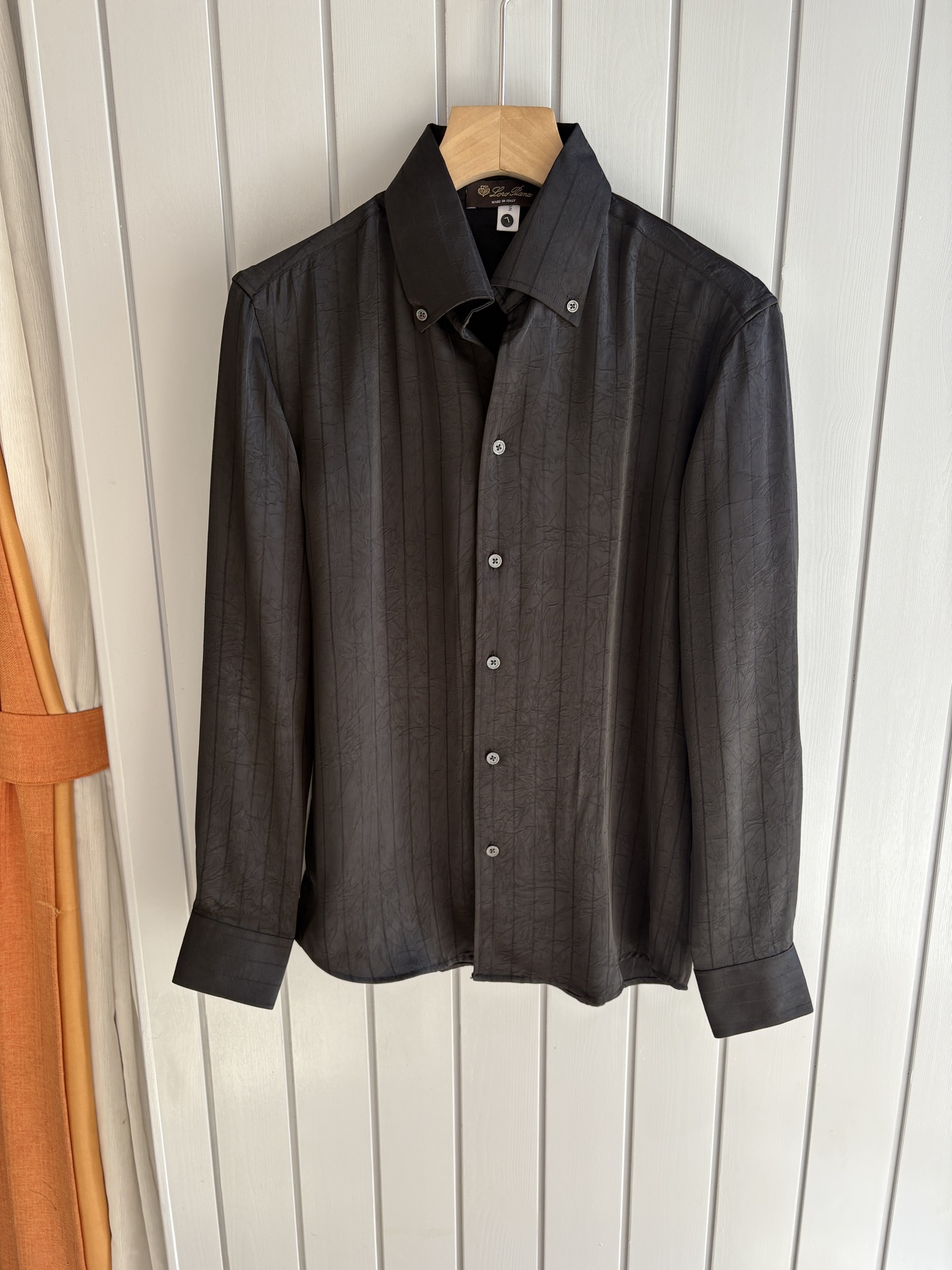 L家男装界的天花板，这款翻领衫长袖精准到每一针的细腻工艺，完全区别于普通面料裁剪。线条流畅，版型挺括，完