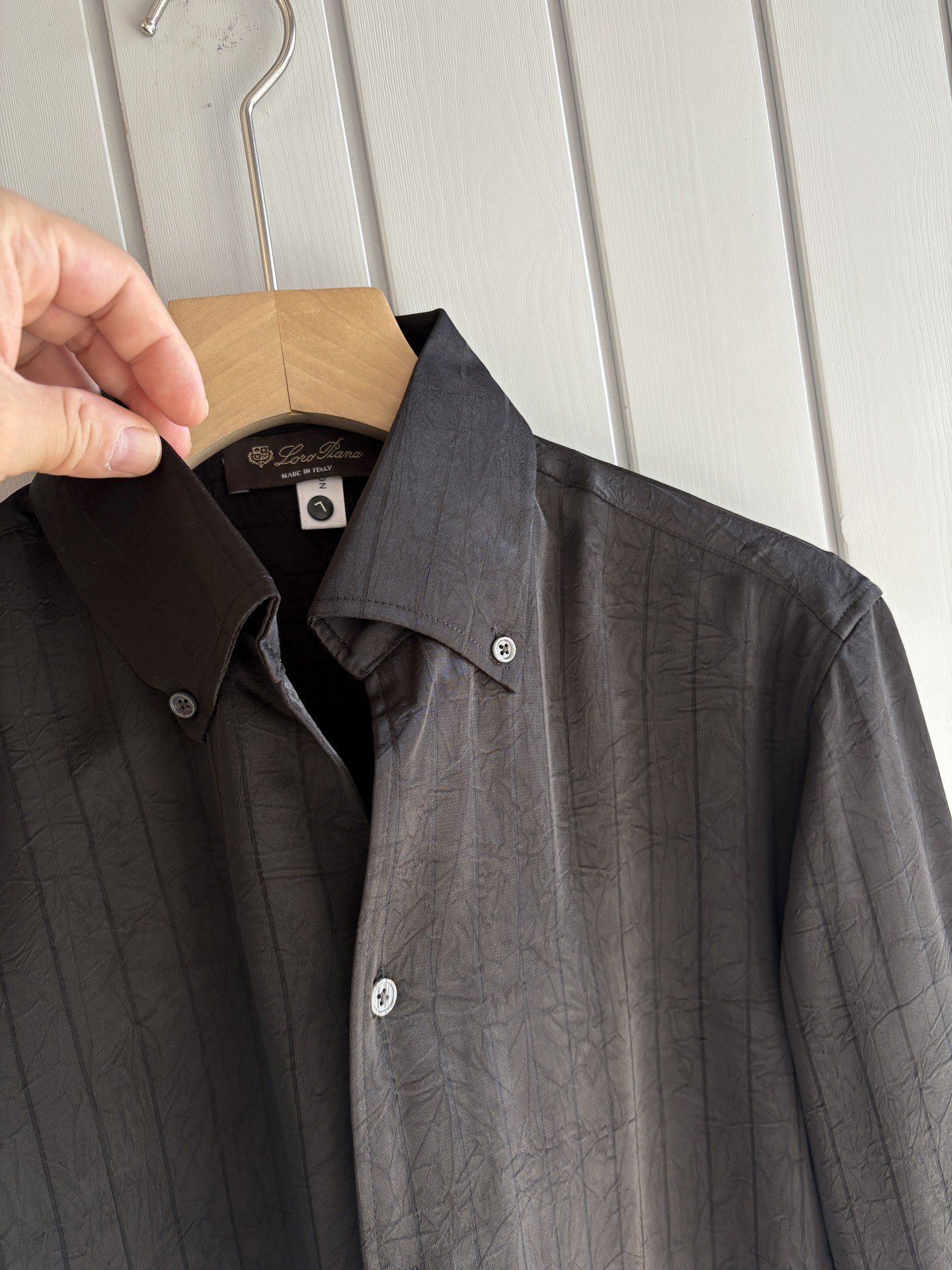 L家男装界的天花板，这款翻领衫长袖精准到每一针的细腻工艺，完全区别于普通面料裁剪。线条流畅，版型挺括，完