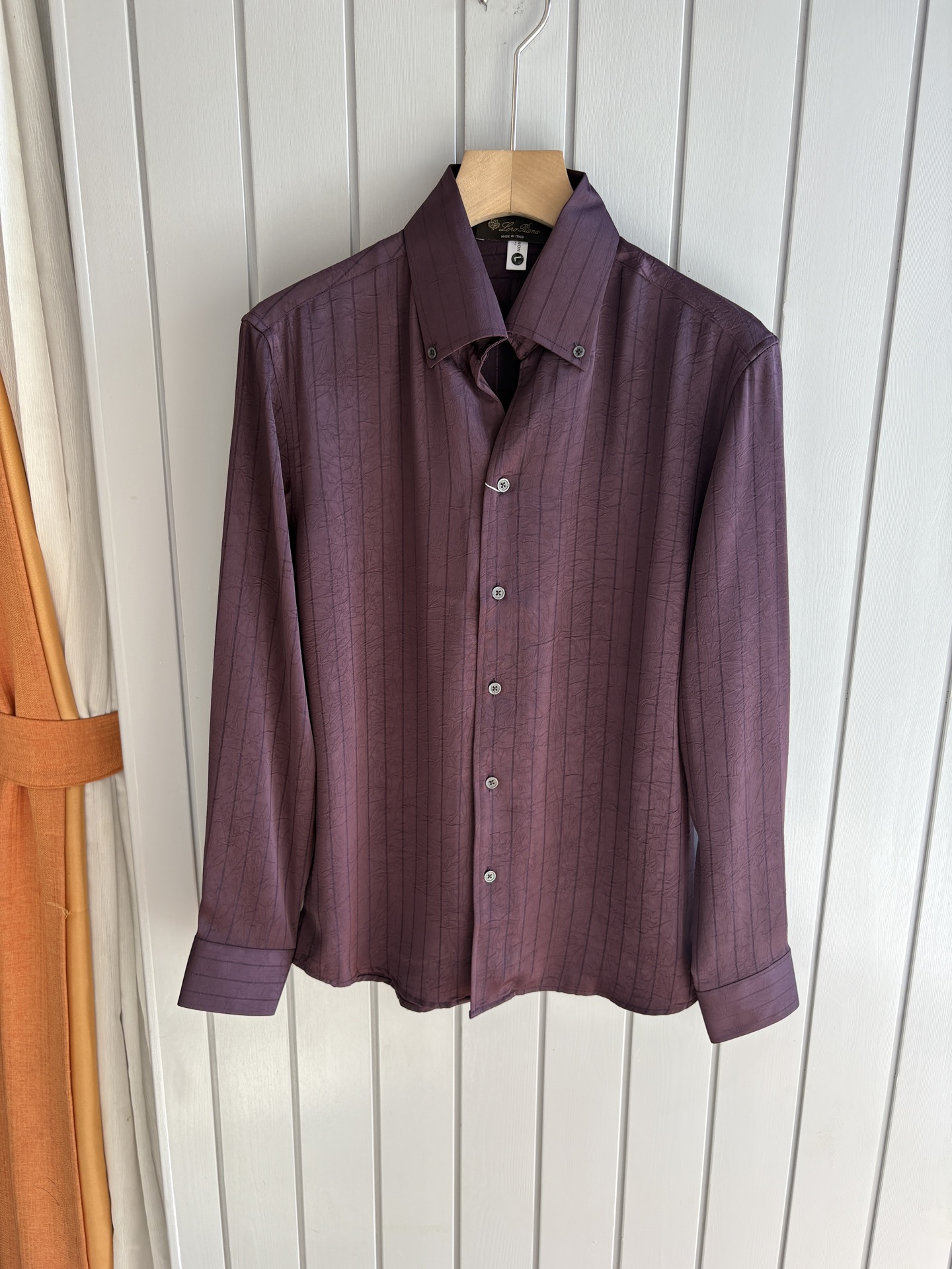 L家男装界的天花板，这款翻领衫长袖精准到每一针的细腻工艺，完全区别于普通面料裁剪。线条流畅，版型挺括，完