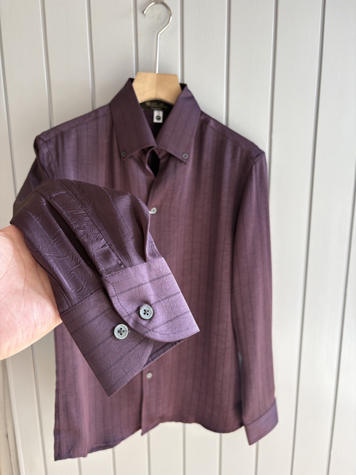 L家男装界的天花板，这款翻领衫长袖精准到每一针的细腻工艺，完全区别于普通面料裁剪。线条流畅，版型挺括，完