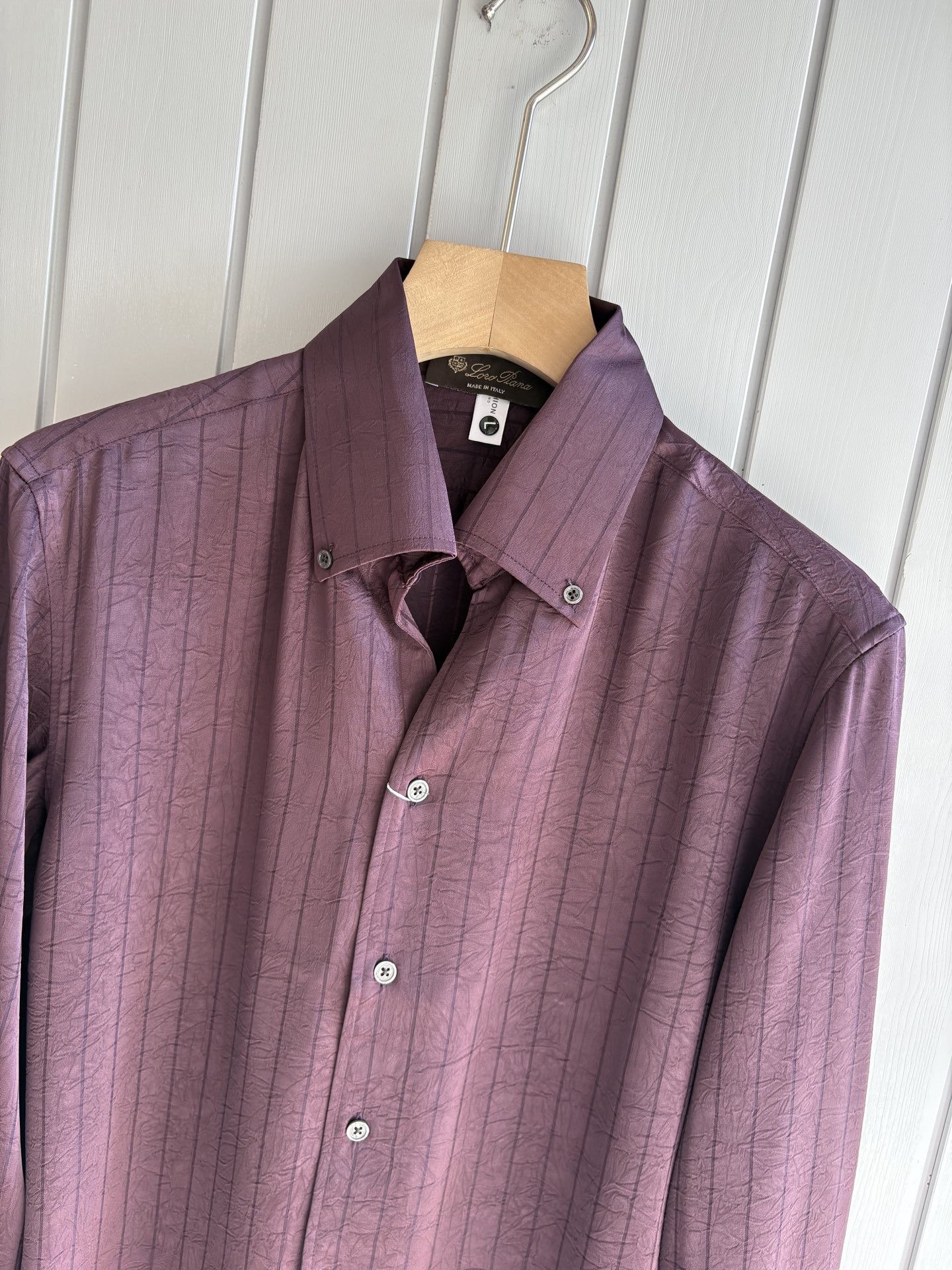 L家男装界的天花板，这款翻领衫长袖精准到每一针的细腻工艺，完全区别于普通面料裁剪。线条流畅，版型挺括，完