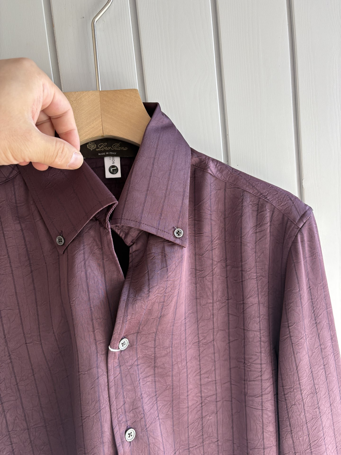 L家男装界的天花板，这款翻领衫长袖精准到每一针的细腻工艺，完全区别于普通面料裁剪。线条流畅，版型挺括，完