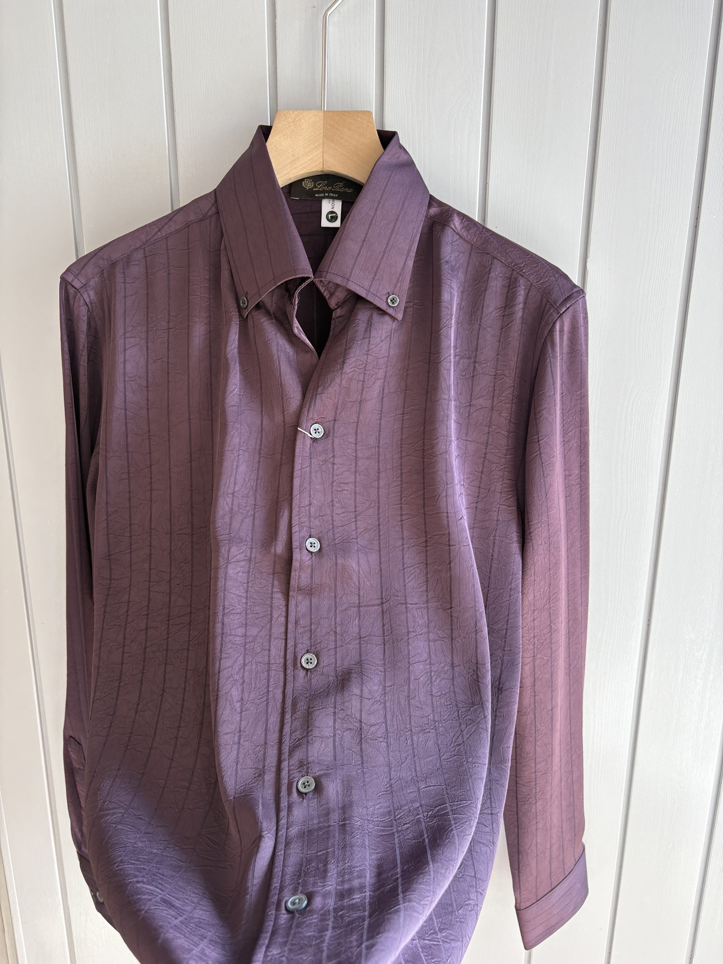 L家男装界的天花板，这款翻领衫长袖精准到每一针的细腻工艺，完全区别于普通面料裁剪。线条流畅，版型挺括，完