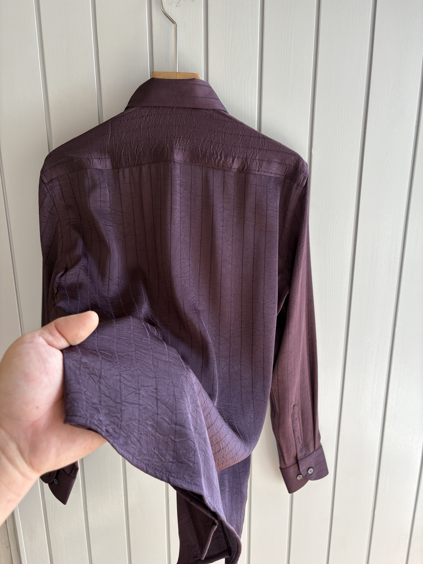 L家男装界的天花板，这款翻领衫长袖精准到每一针的细腻工艺，完全区别于普通面料裁剪。线条流畅，版型挺括，完