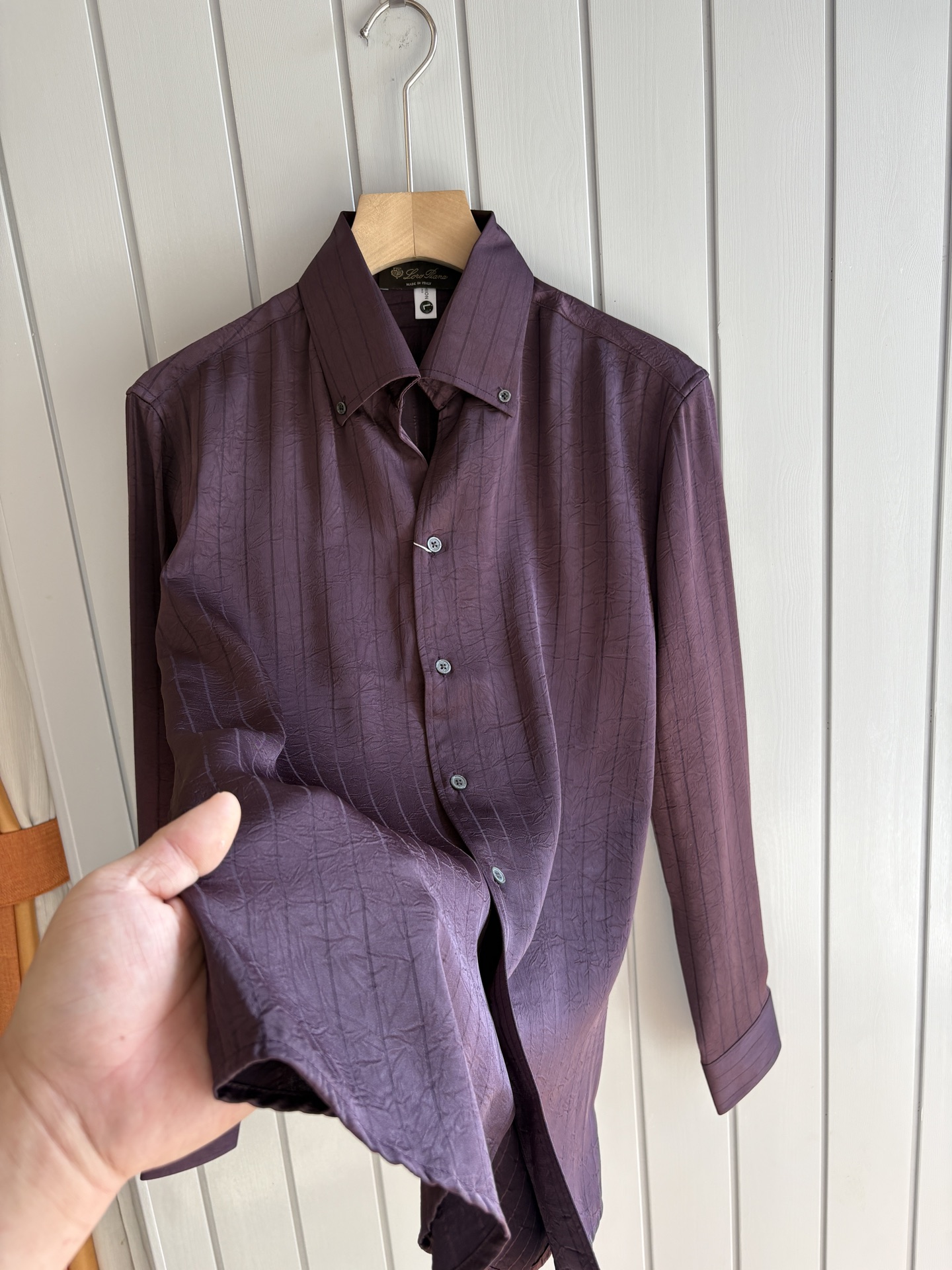 L家男装界的天花板，这款翻领衫长袖精准到每一针的细腻工艺，完全区别于普通面料裁剪。线条流畅，版型挺括，完