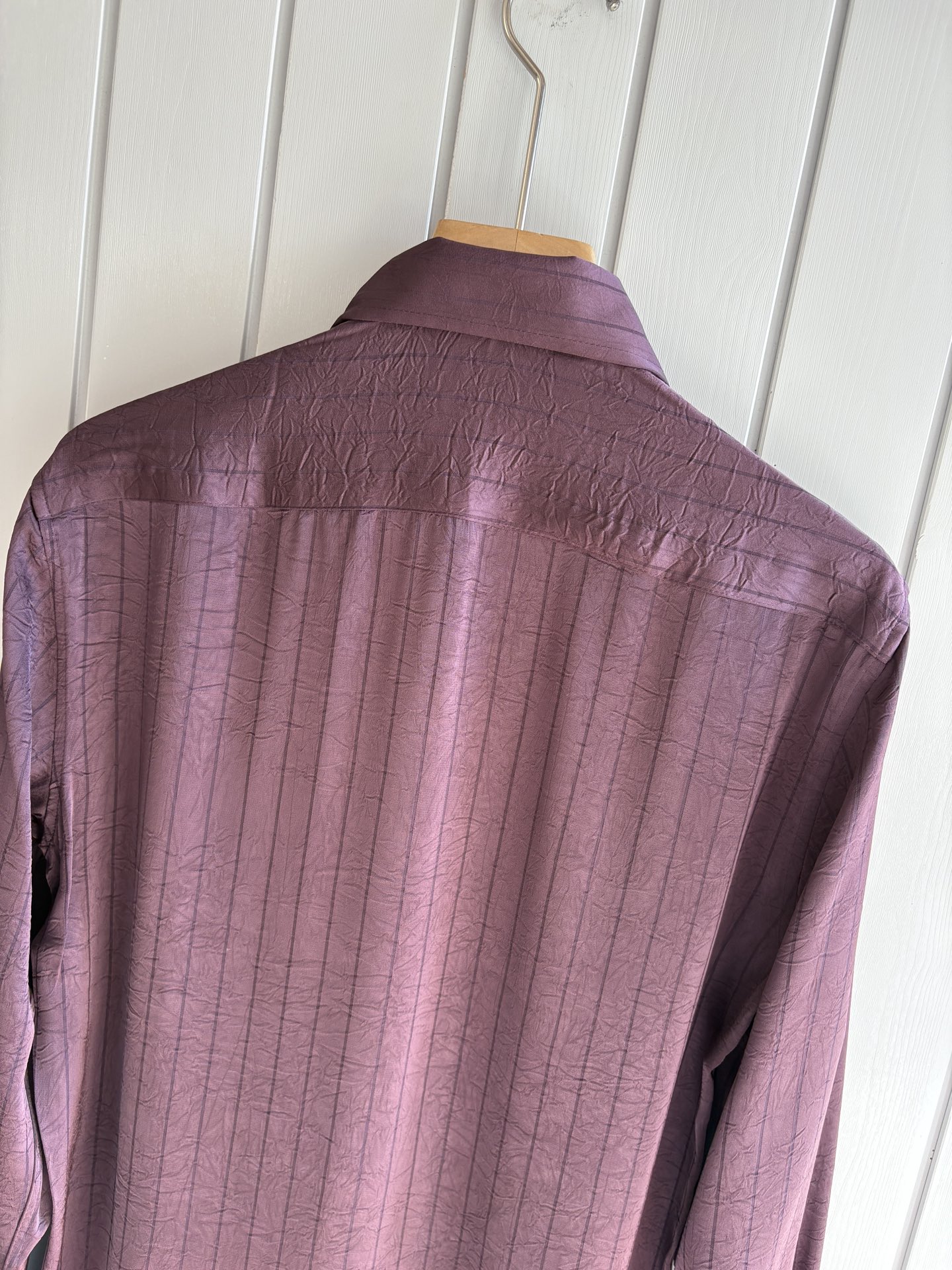 L家男装界的天花板，这款翻领衫长袖精准到每一针的细腻工艺，完全区别于普通面料裁剪。线条流畅，版型挺括，完