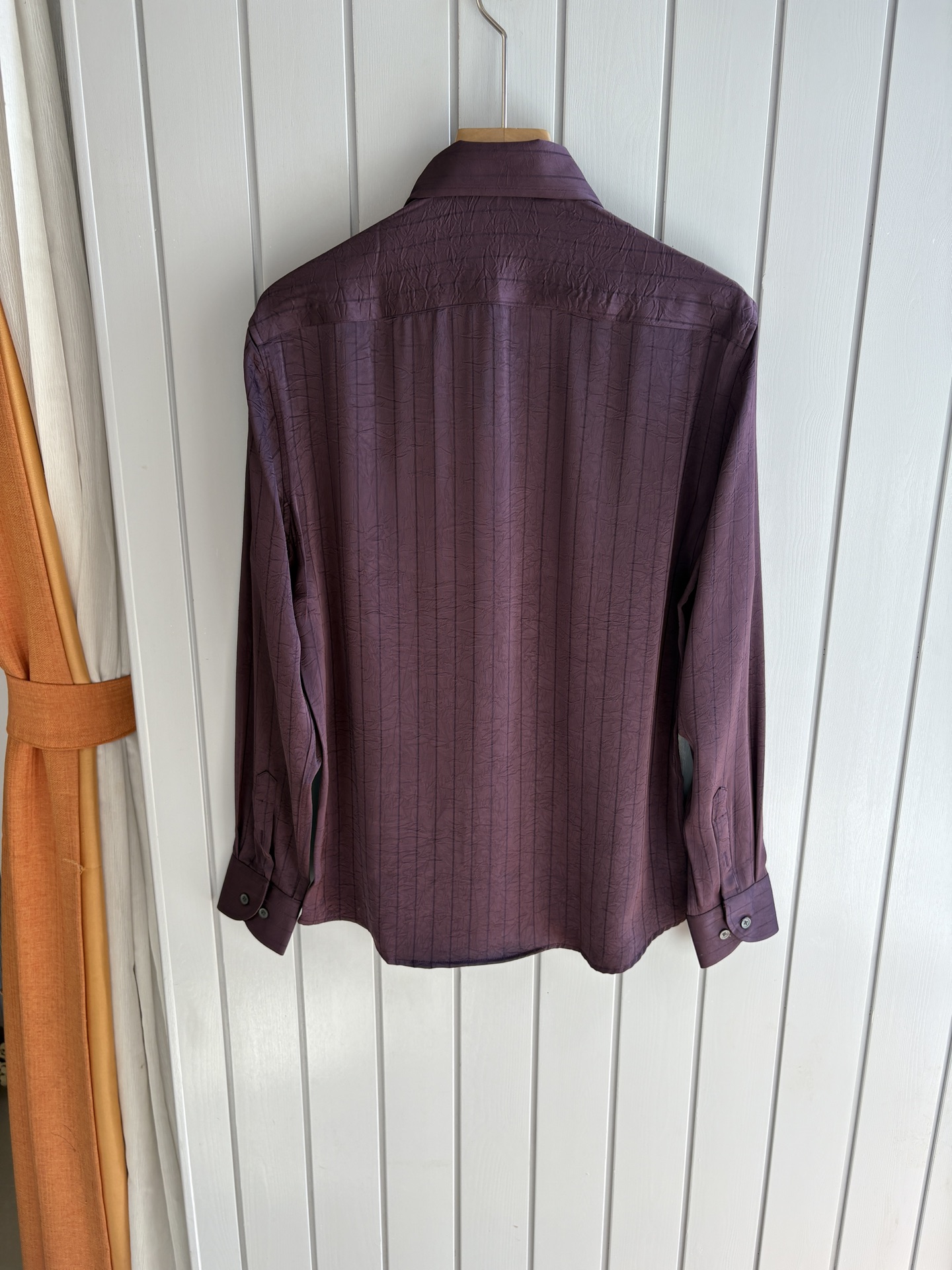 L家男装界的天花板，这款翻领衫长袖精准到每一针的细腻工艺，完全区别于普通面料裁剪。线条流畅，版型挺括，完