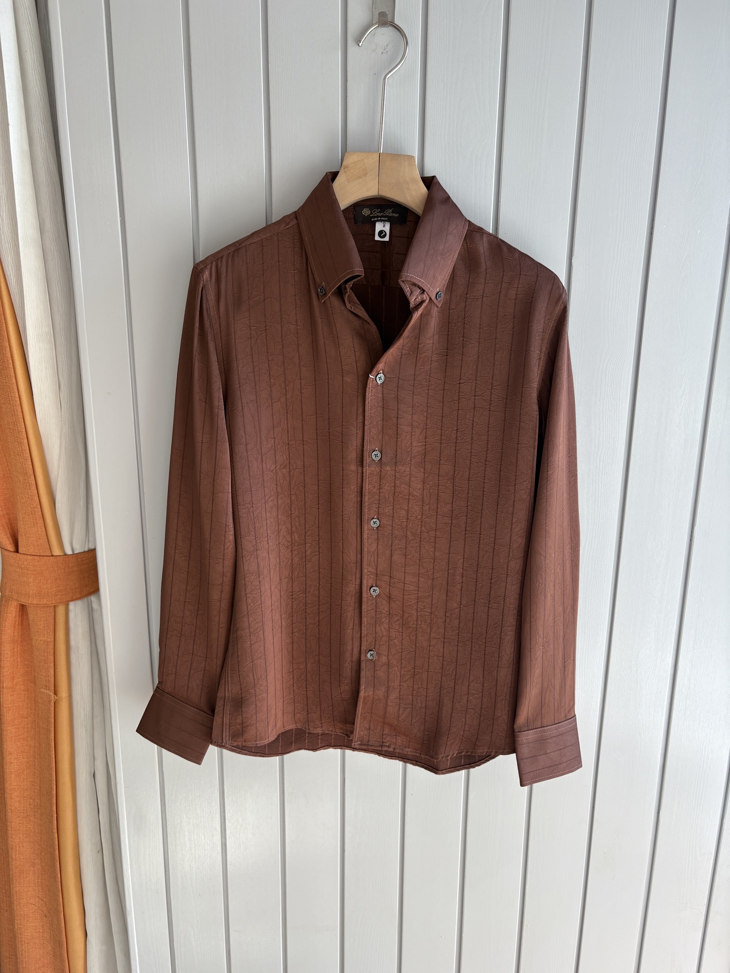 L家男装界的天花板，这款翻领衫长袖精准到每一针的细腻工艺，完全区别于普通面料裁剪。线条流畅，版型挺括，完