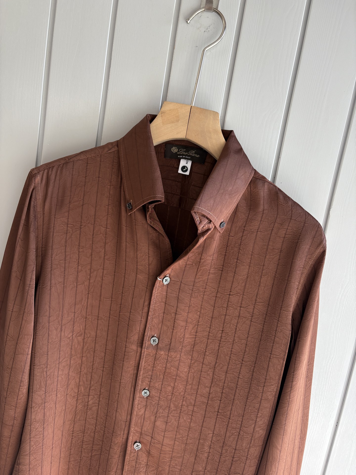 L家男装界的天花板，这款翻领衫长袖精准到每一针的细腻工艺，完全区别于普通面料裁剪。线条流畅，版型挺括，完