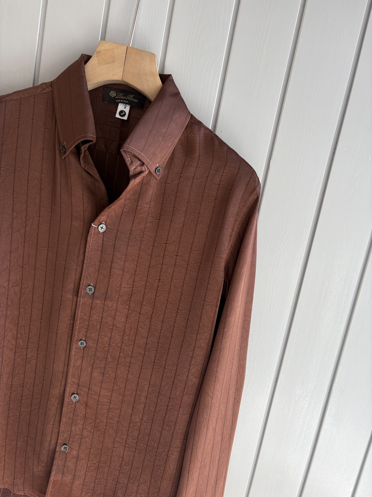 L家男装界的天花板，这款翻领衫长袖精准到每一针的细腻工艺，完全区别于普通面料裁剪。线条流畅，版型挺括，完