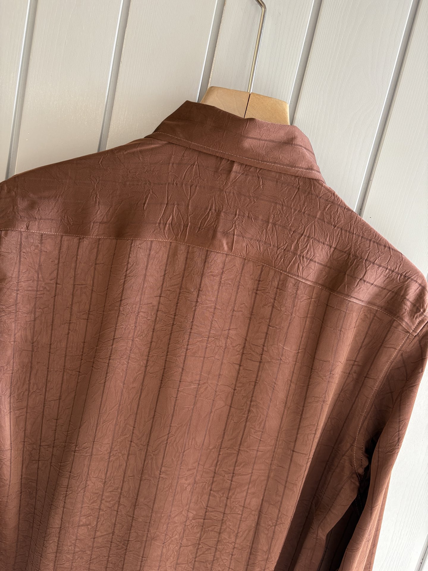 L家男装界的天花板，这款翻领衫长袖精准到每一针的细腻工艺，完全区别于普通面料裁剪。线条流畅，版型挺括，完