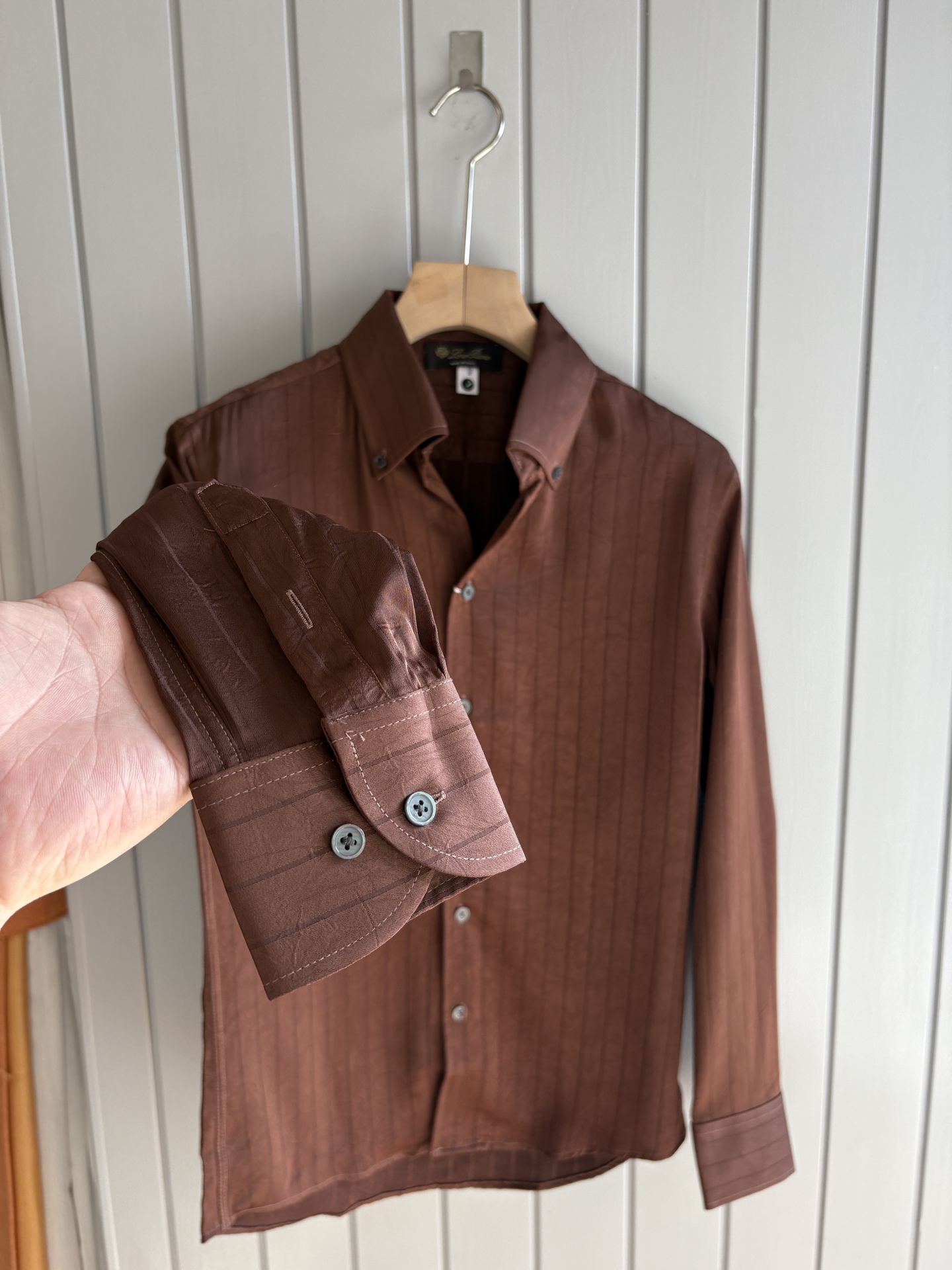 L家男装界的天花板，这款翻领衫长袖精准到每一针的细腻工艺，完全区别于普通面料裁剪。线条流畅，版型挺括，完