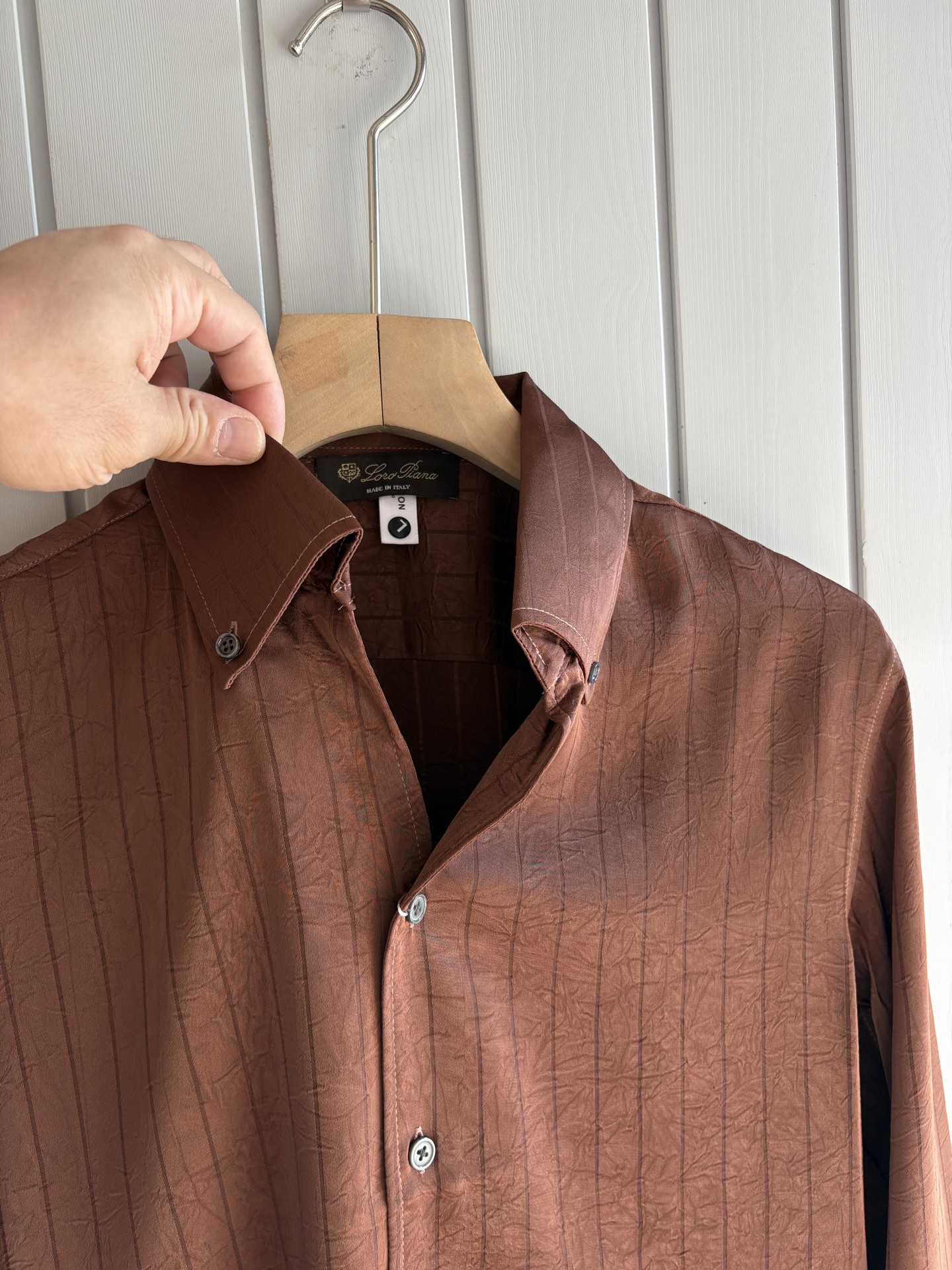 L家男装界的天花板，这款翻领衫长袖精准到每一针的细腻工艺，完全区别于普通面料裁剪。线条流畅，版型挺括，完