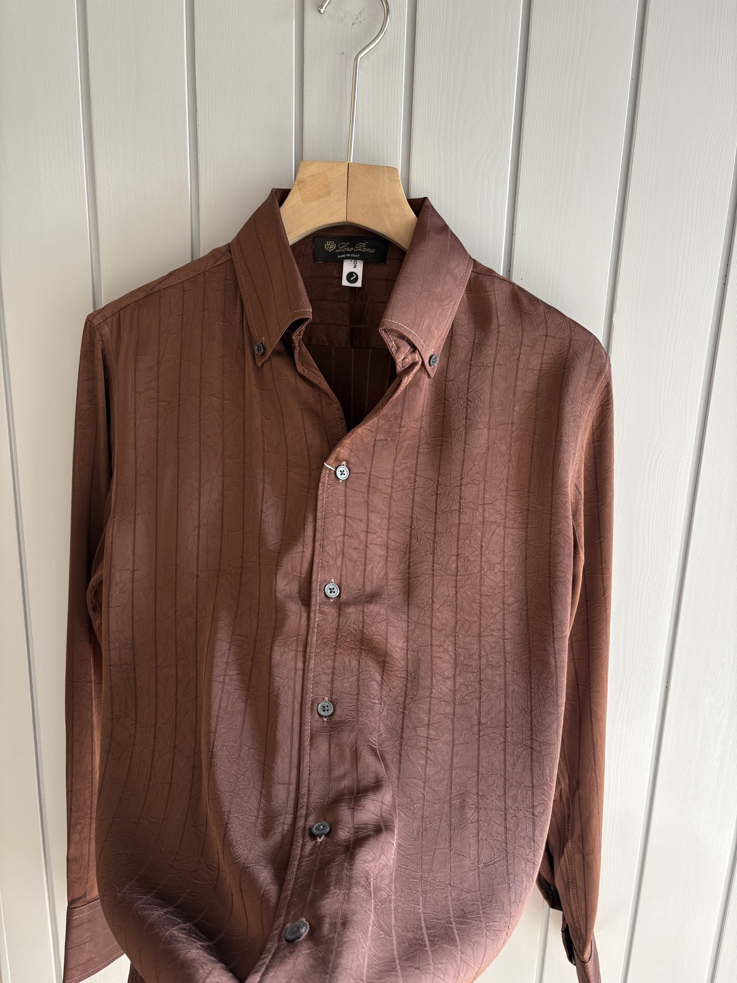 L家男装界的天花板，这款翻领衫长袖精准到每一针的细腻工艺，完全区别于普通面料裁剪。线条流畅，版型挺括，完