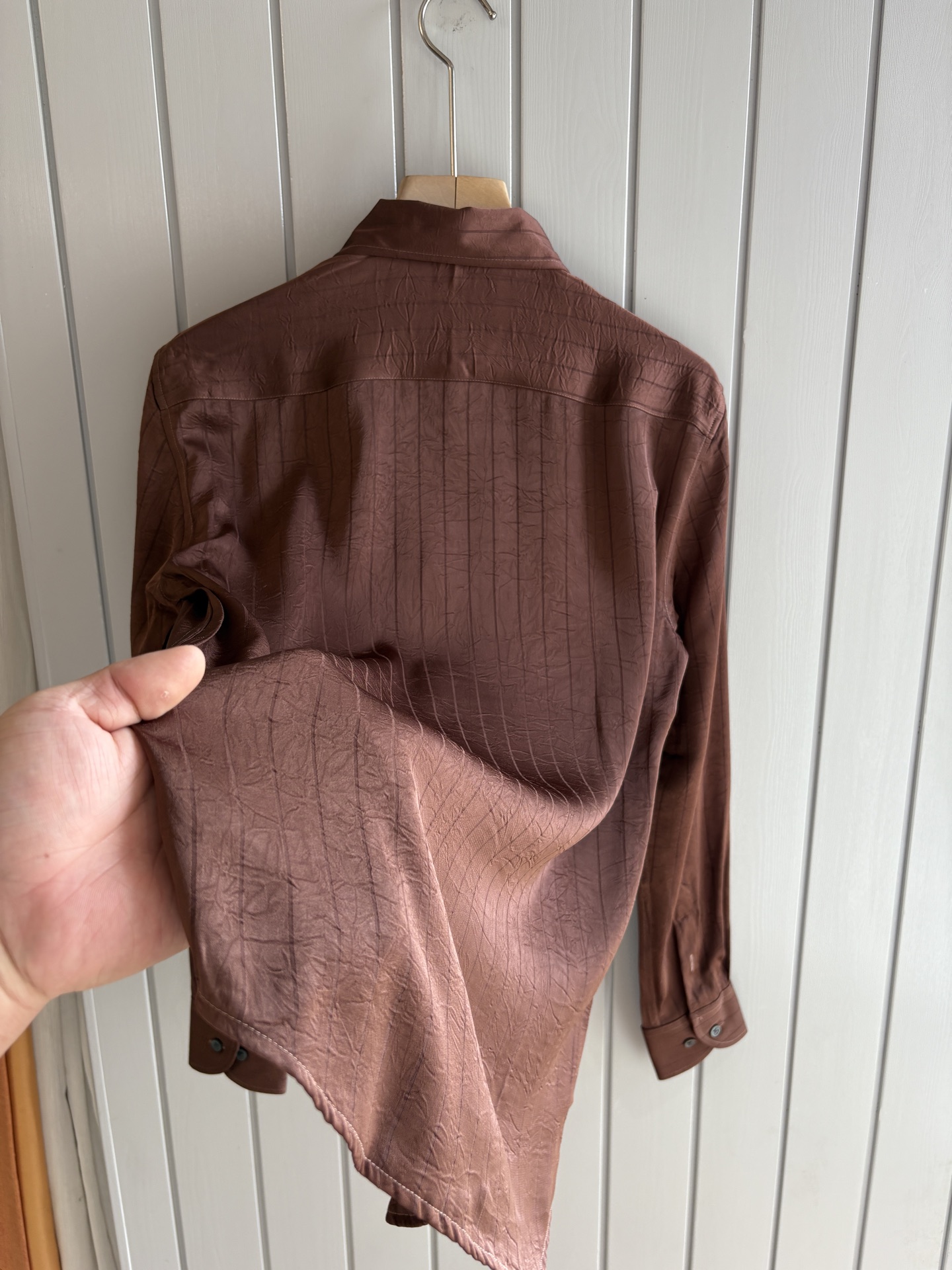 L家男装界的天花板，这款翻领衫长袖精准到每一针的细腻工艺，完全区别于普通面料裁剪。线条流畅，版型挺括，完