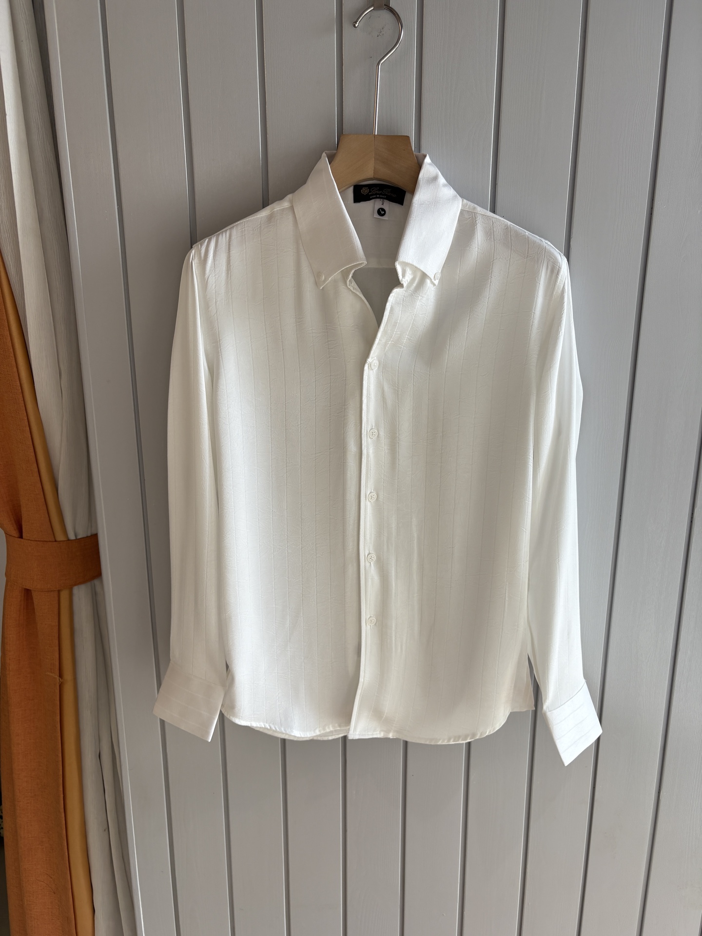 NO:531873,The ceiling of the L family’s men’s clothing industry, this lapel shirt has a long sleeve accurate to the delicate craftsmanship of each needle, completely different from ordinary fabric cutting. The lines are smooth, the style is crisp, perfectly modifying the body, and the classic lapel design is simple but not atmospheric. The texture is silky, close to the body, skin-friendly and breathable!  Whether it is daily going out or business leisure, you can easily control it, demonstrating the elegant temperament of a man!  Code number M-3XL, louis vuitton,alexander wang19860909L家男装界的天花板,这款翻领衫长袖精准到每一针的细腻工艺,完全区别于普通面料裁剪.线条流畅,版型挺括,完美修饰身形,经典翻领设计,简约而不失大气.质感丝滑,贴身亲肤透气！无论是日常出街还是商务休闲,都能轻松驾驭,彰显男士优雅气质！ 码数M-3XL,,louis vuitton,alexander wang,Men's clothing