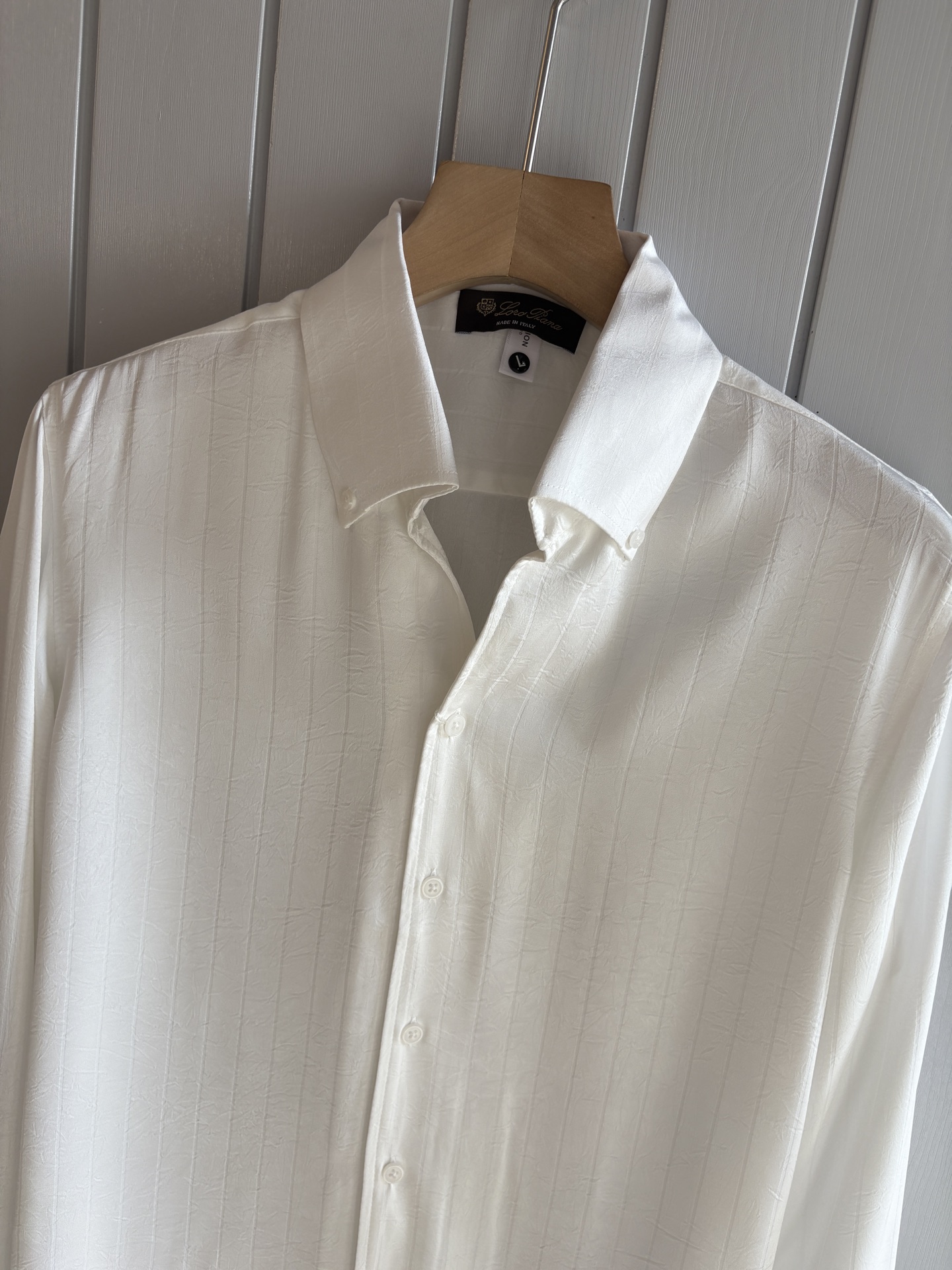 L家男装界的天花板，这款翻领衫长袖精准到每一针的细腻工艺，完全区别于普通面料裁剪。线条流畅，版型挺括，完