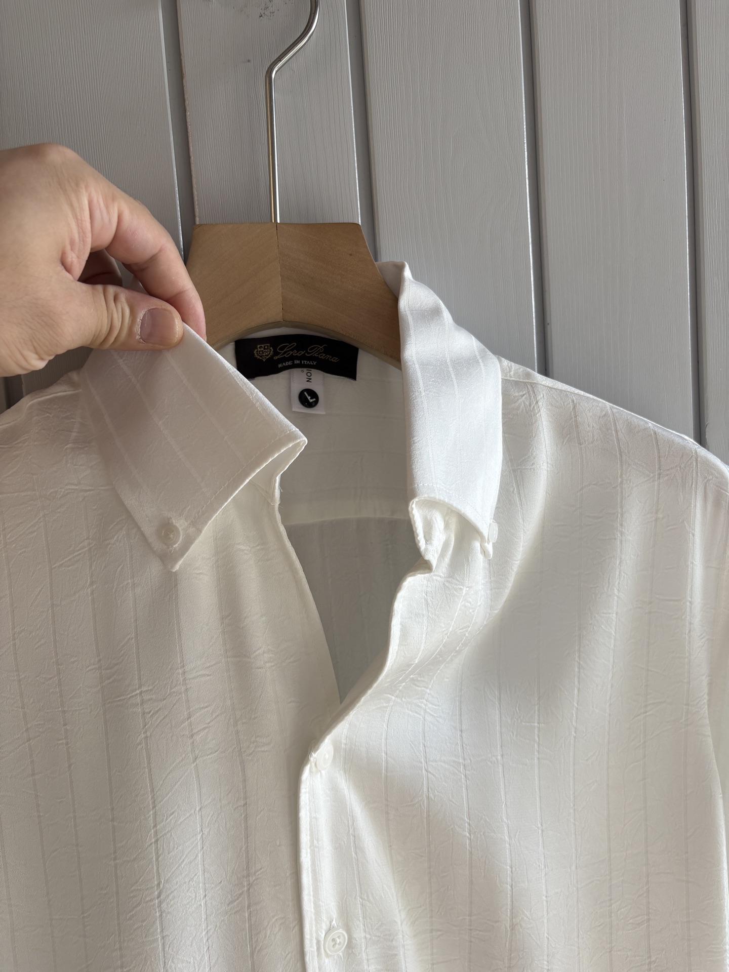 L家男装界的天花板，这款翻领衫长袖精准到每一针的细腻工艺，完全区别于普通面料裁剪。线条流畅，版型挺括，完