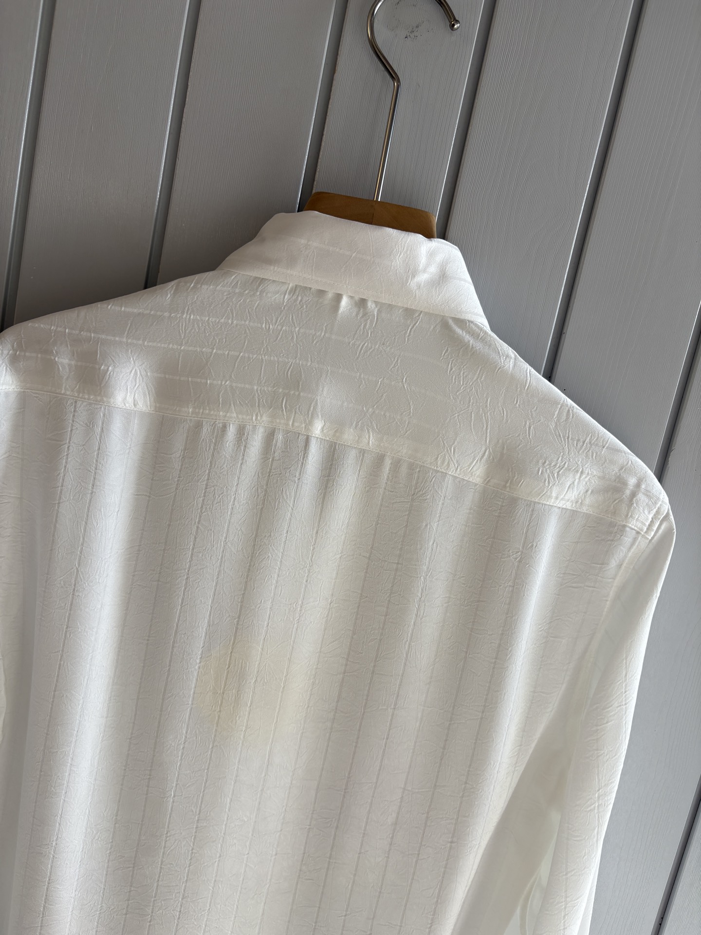 L家男装界的天花板，这款翻领衫长袖精准到每一针的细腻工艺，完全区别于普通面料裁剪。线条流畅，版型挺括，完