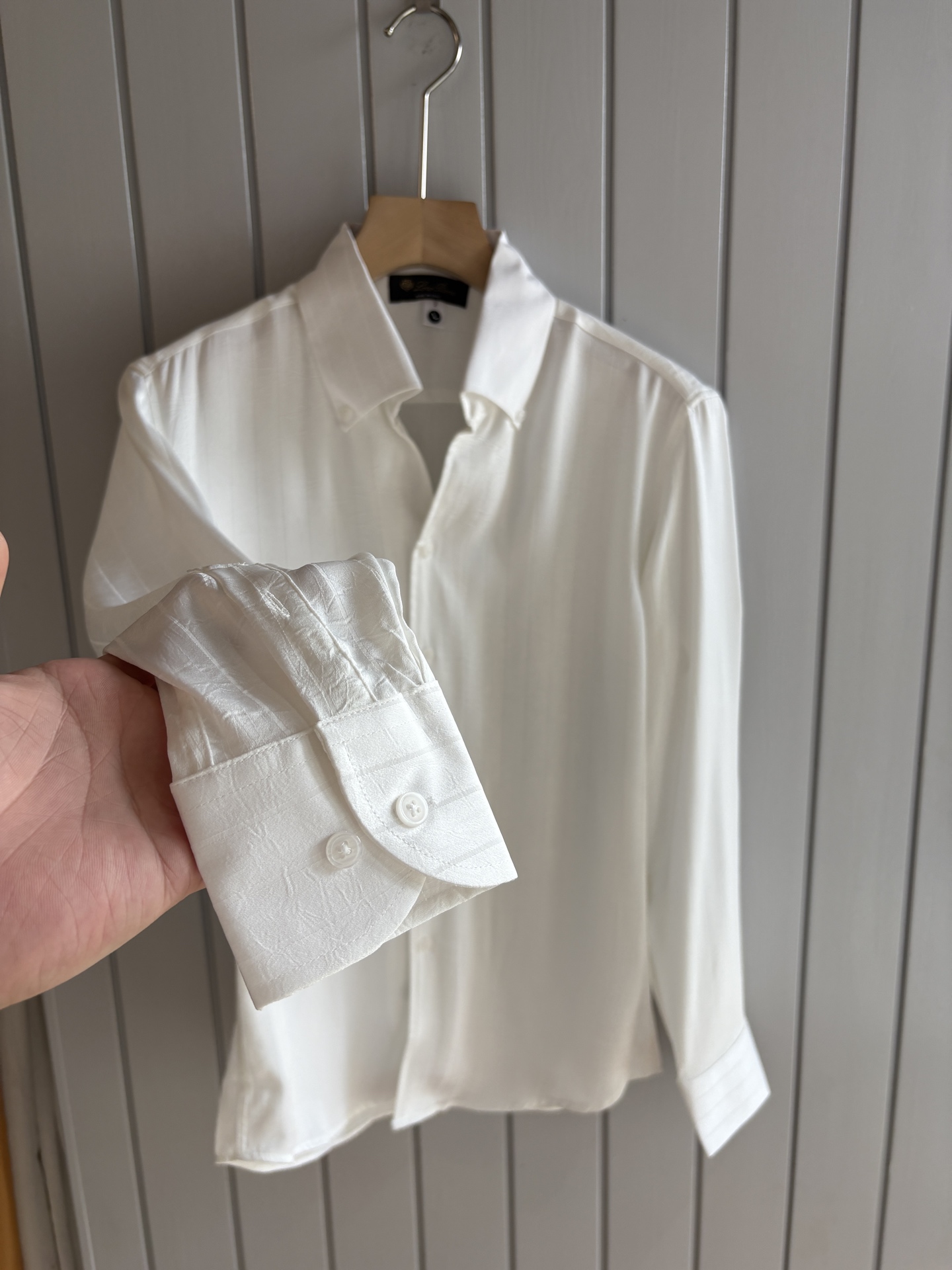 L家男装界的天花板，这款翻领衫长袖精准到每一针的细腻工艺，完全区别于普通面料裁剪。线条流畅，版型挺括，完