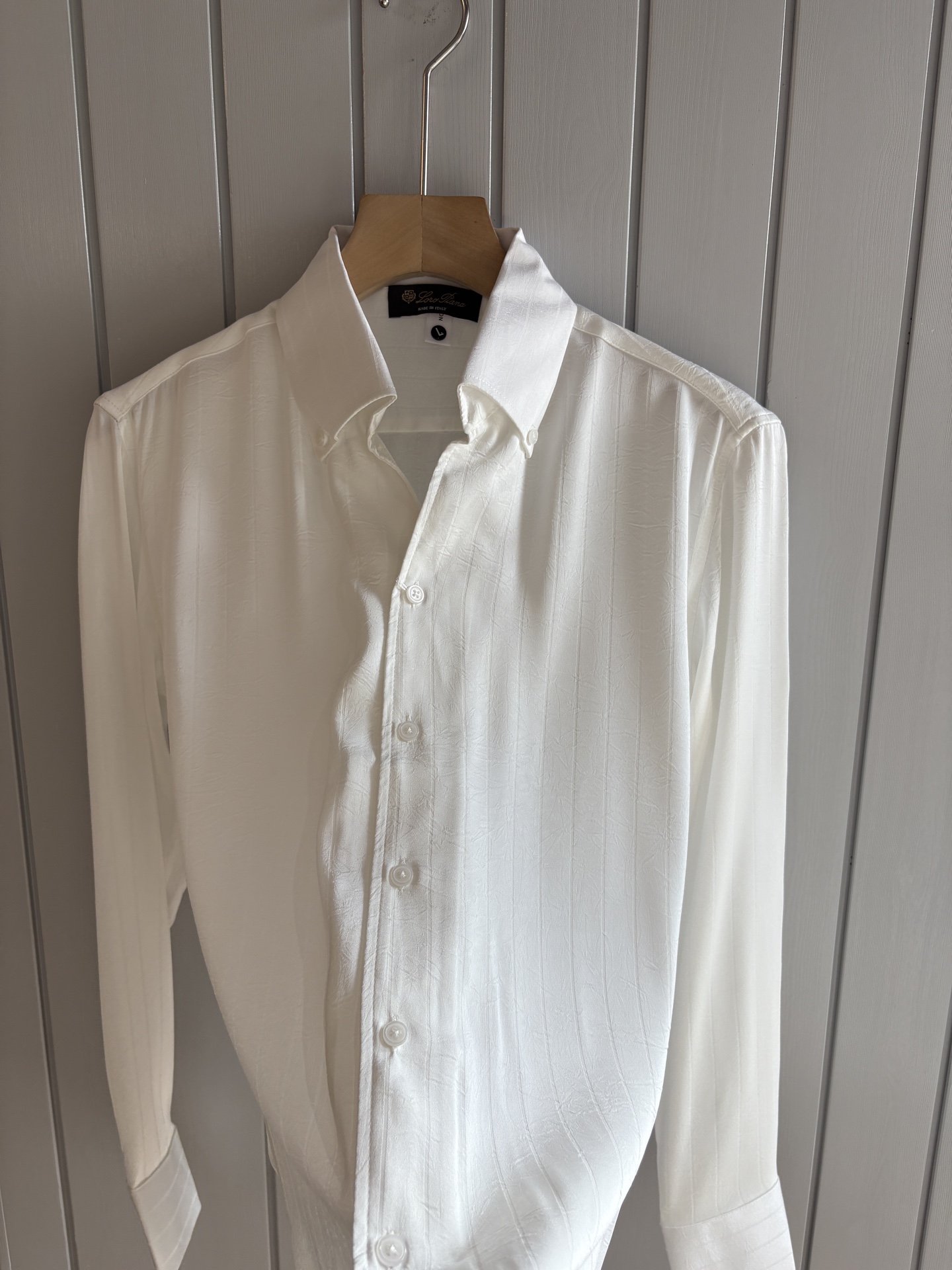 L家男装界的天花板，这款翻领衫长袖精准到每一针的细腻工艺，完全区别于普通面料裁剪。线条流畅，版型挺括，完