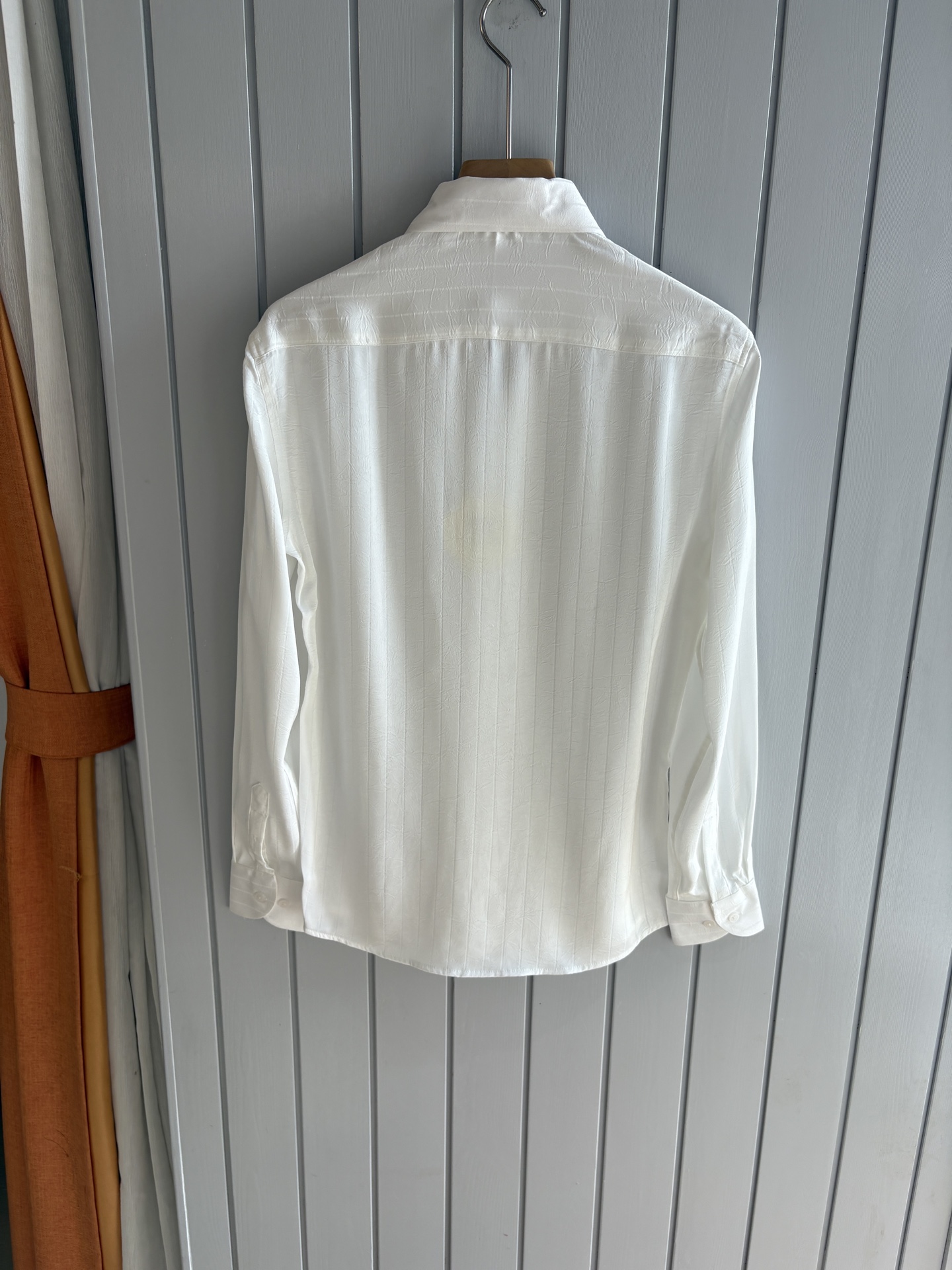 L家男装界的天花板，这款翻领衫长袖精准到每一针的细腻工艺，完全区别于普通面料裁剪。线条流畅，版型挺括，完