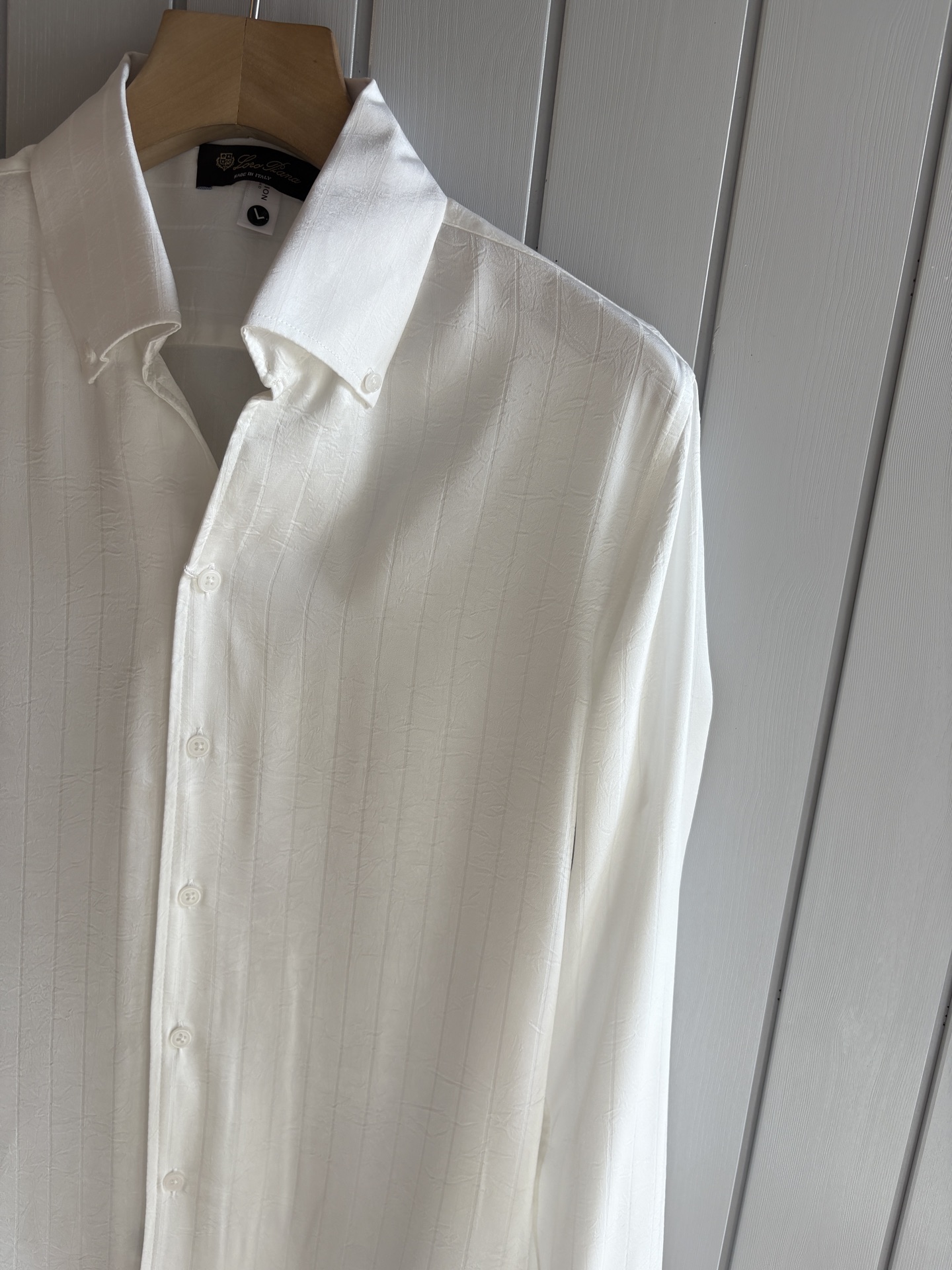 L家男装界的天花板，这款翻领衫长袖精准到每一针的细腻工艺，完全区别于普通面料裁剪。线条流畅，版型挺括，完